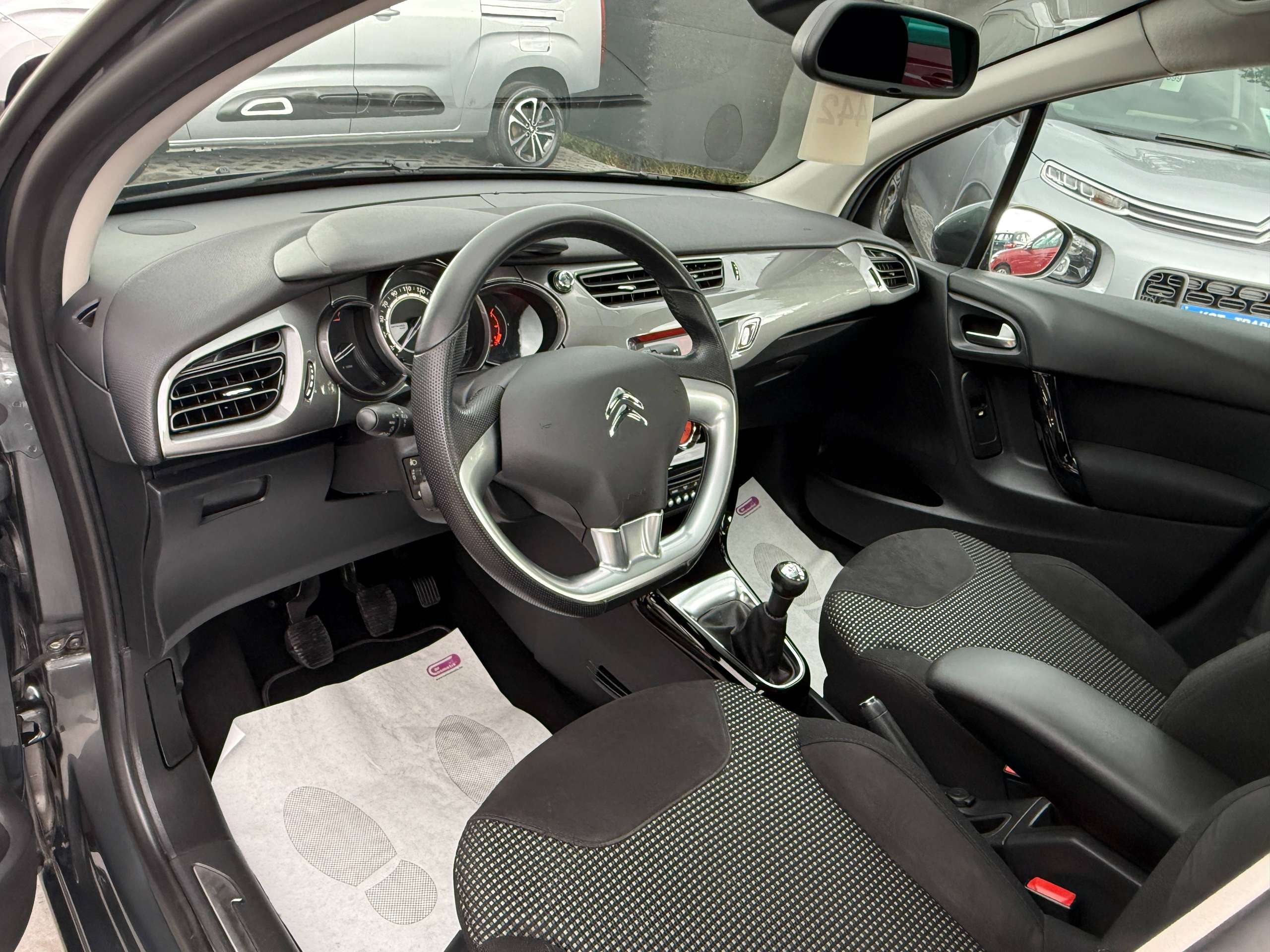 63cd3a9e-371a-4527-bfb3-03fcb486a71c14-citroen-c3-1-2i-82pk-exclusive-bluetooth-parkeersensoren-airco-alu-panoramische-ruit.jpg