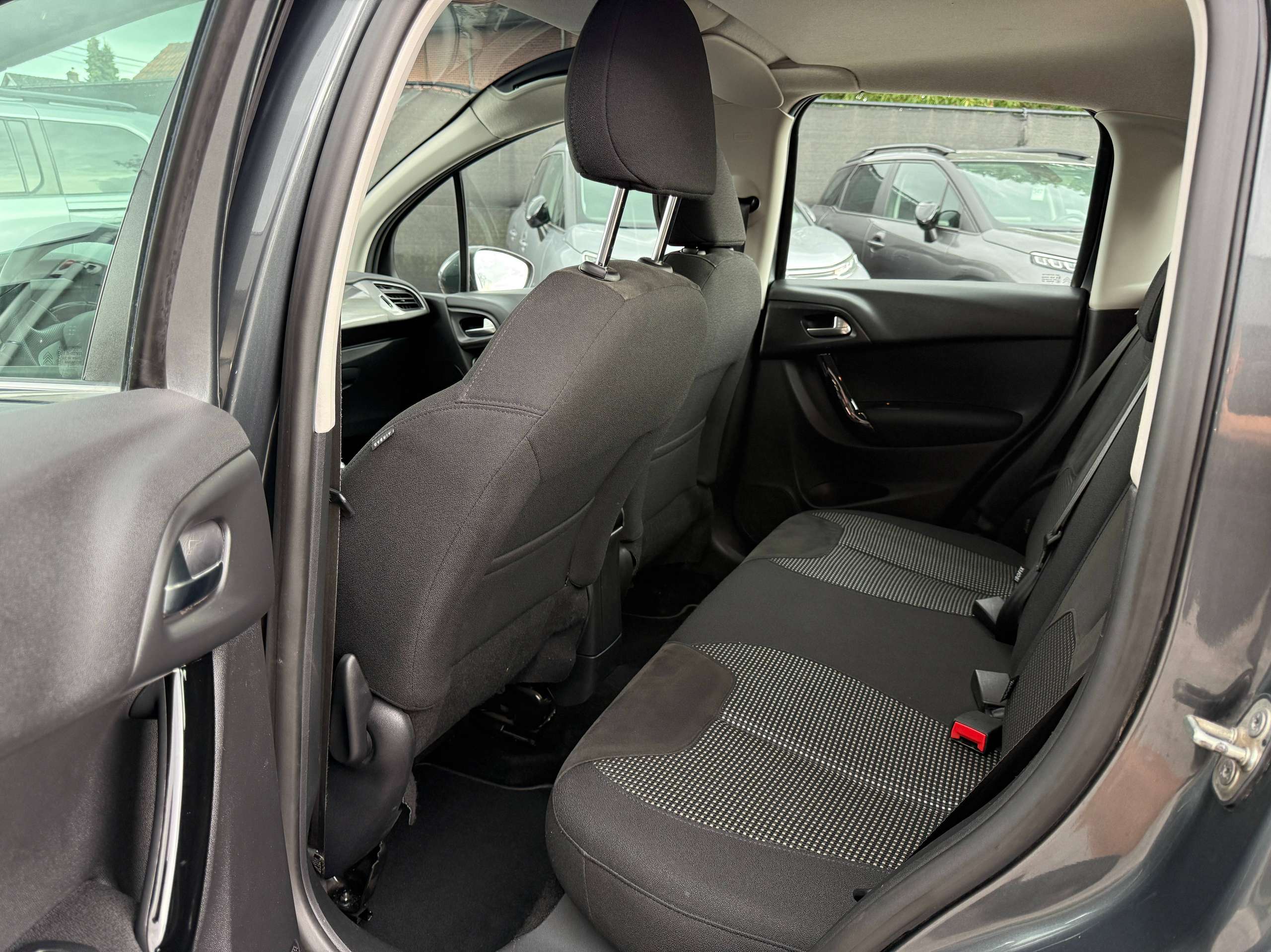 63cd3a9e-371a-4527-bfb3-03fcb486a71c15-citroen-c3-1-2i-82pk-exclusive-bluetooth-parkeersensoren-airco-alu-panoramische-ruit.jpg