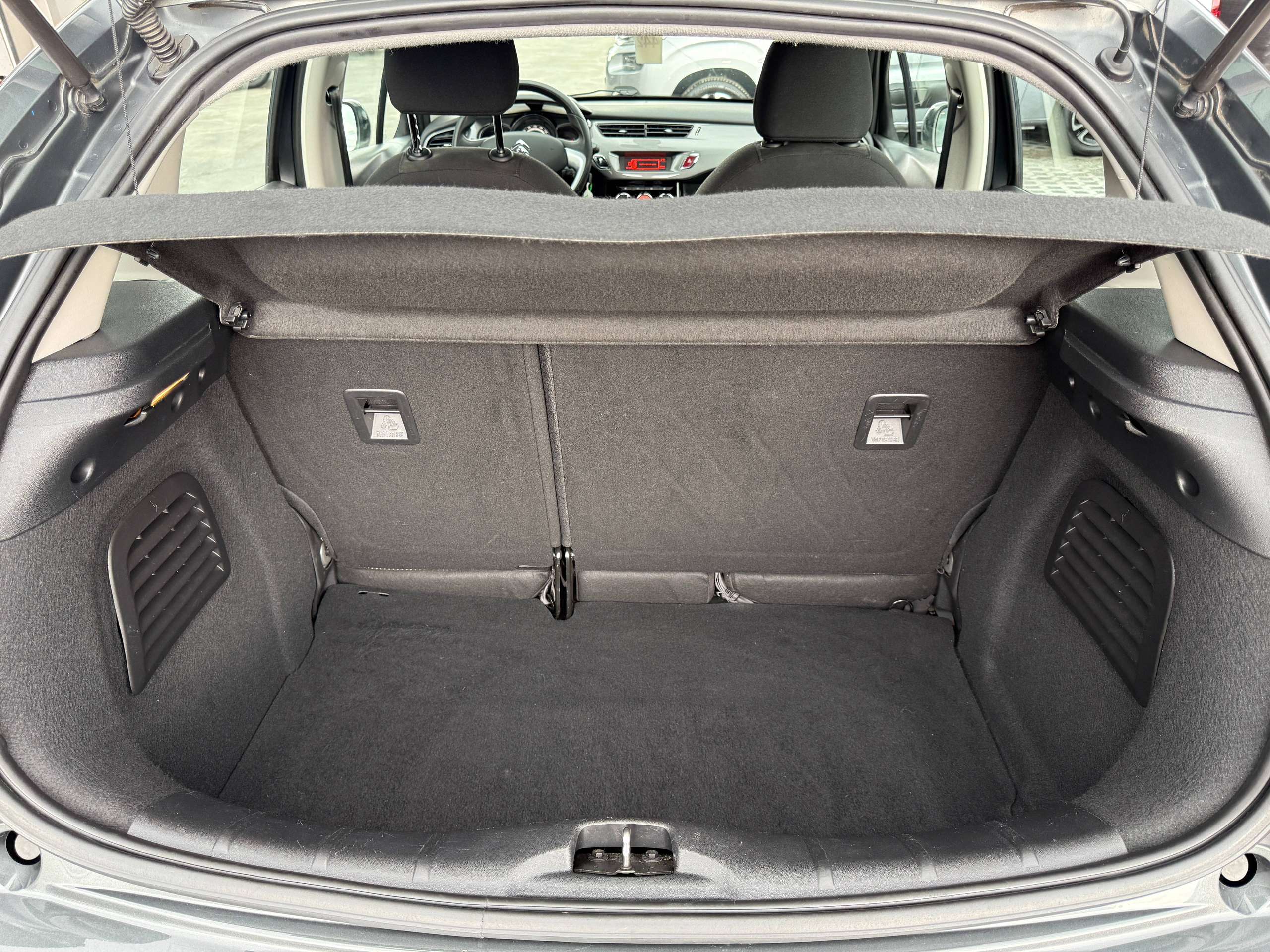 63cd3a9e-371a-4527-bfb3-03fcb486a71c16-citroen-c3-1-2i-82pk-exclusive-bluetooth-parkeersensoren-airco-alu-panoramische-ruit.jpg