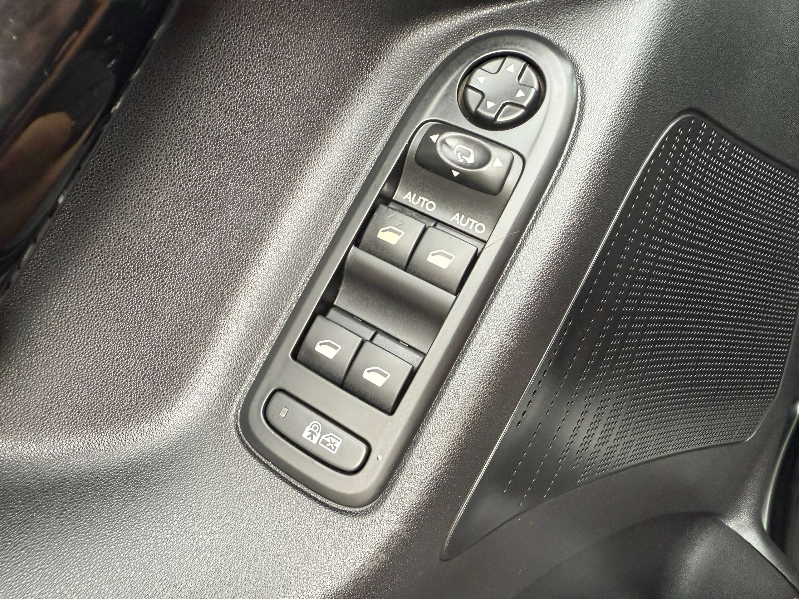 63cd3a9e-371a-4527-bfb3-03fcb486a71c17-citroen-c3-1-2i-82pk-exclusive-bluetooth-parkeersensoren-airco-alu-panoramische-ruit.jpg