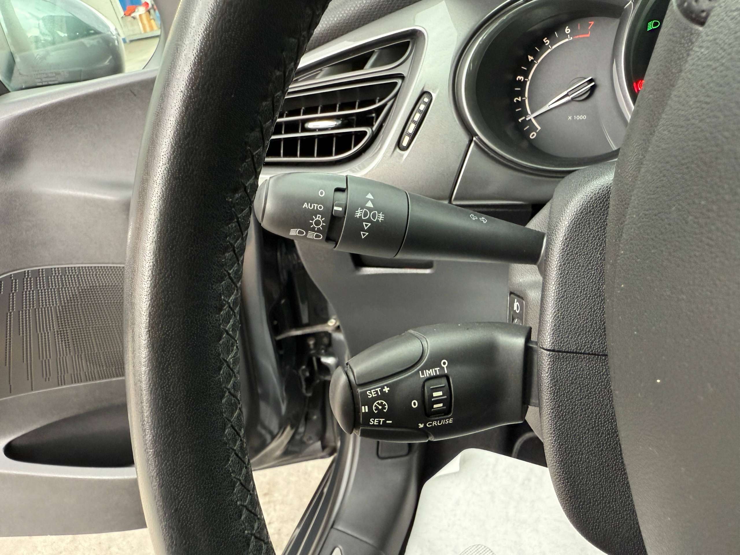 63cd3a9e-371a-4527-bfb3-03fcb486a71c18-citroen-c3-1-2i-82pk-exclusive-bluetooth-parkeersensoren-airco-alu-panoramische-ruit.jpg