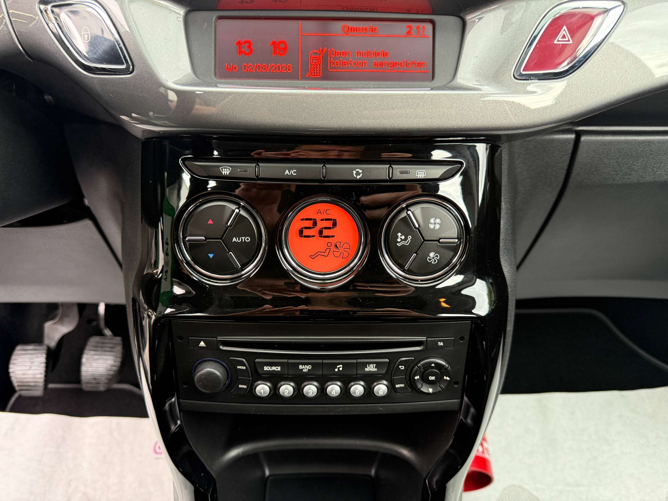 63cd3a9e-371a-4527-bfb3-03fcb486a71c20-citroen-c3-1-2i-82pk-exclusive-bluetooth-parkeersensoren-airco-alu-panoramische-ruit.jpg