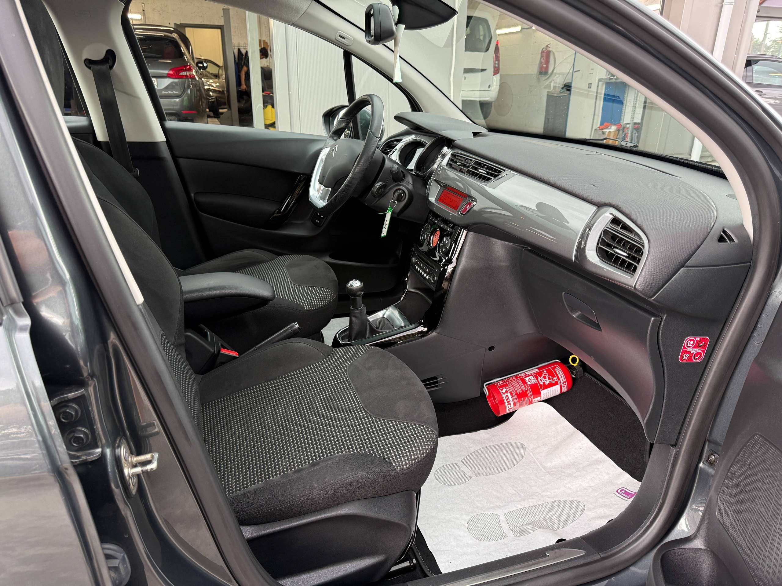 63cd3a9e-371a-4527-bfb3-03fcb486a71c22-citroen-c3-1-2i-82pk-exclusive-bluetooth-parkeersensoren-airco-alu-panoramische-ruit.jpg