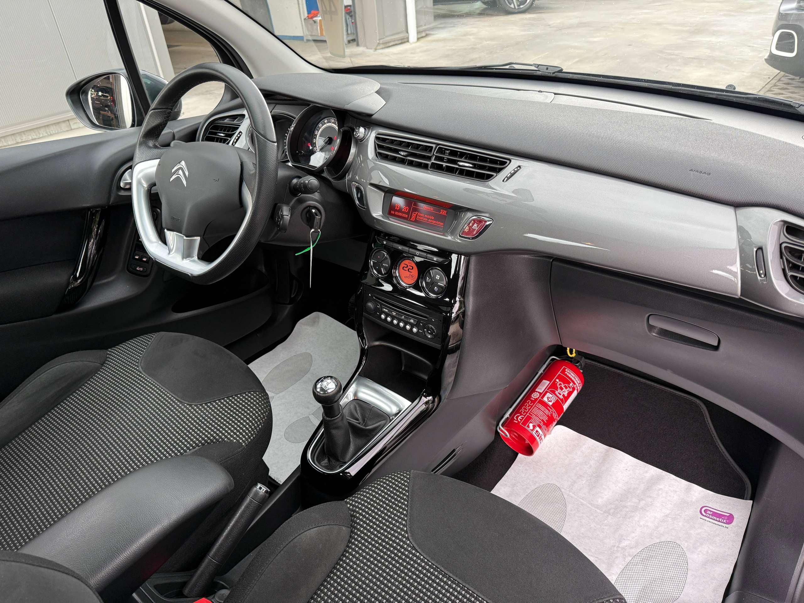 63cd3a9e-371a-4527-bfb3-03fcb486a71c23-citroen-c3-1-2i-82pk-exclusive-bluetooth-parkeersensoren-airco-alu-panoramische-ruit.jpg