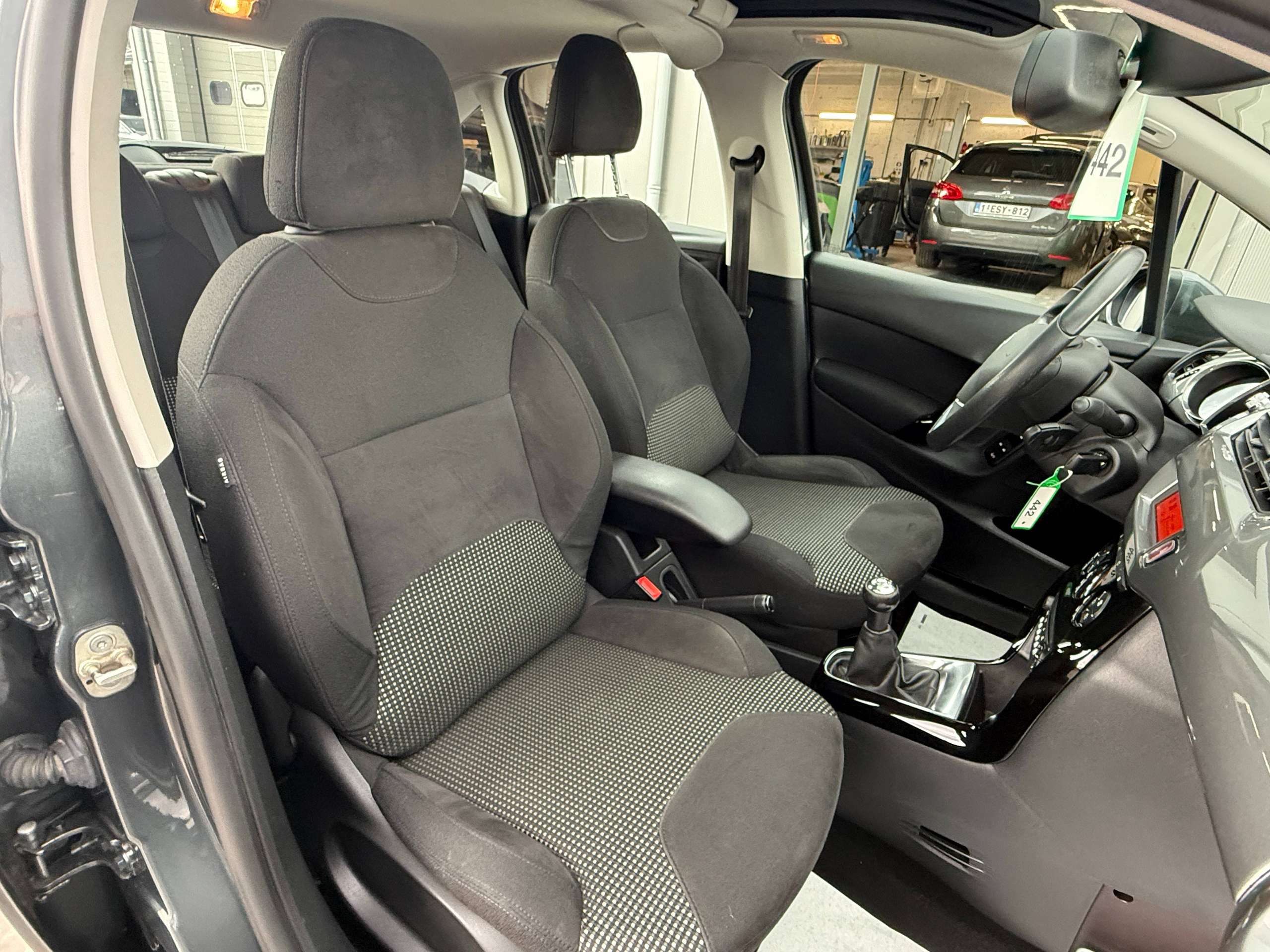 63cd3a9e-371a-4527-bfb3-03fcb486a71c24-citroen-c3-1-2i-82pk-exclusive-bluetooth-parkeersensoren-airco-alu-panoramische-ruit.jpg