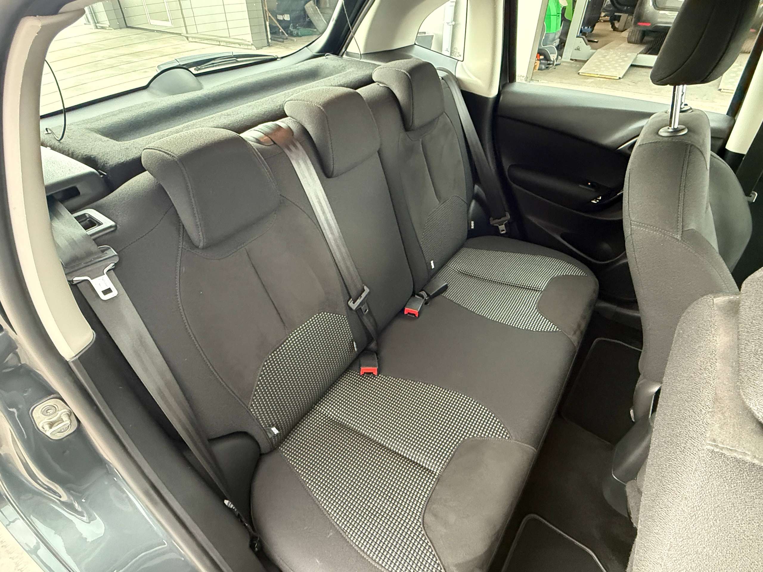 63cd3a9e-371a-4527-bfb3-03fcb486a71c25-citroen-c3-1-2i-82pk-exclusive-bluetooth-parkeersensoren-airco-alu-panoramische-ruit.jpg