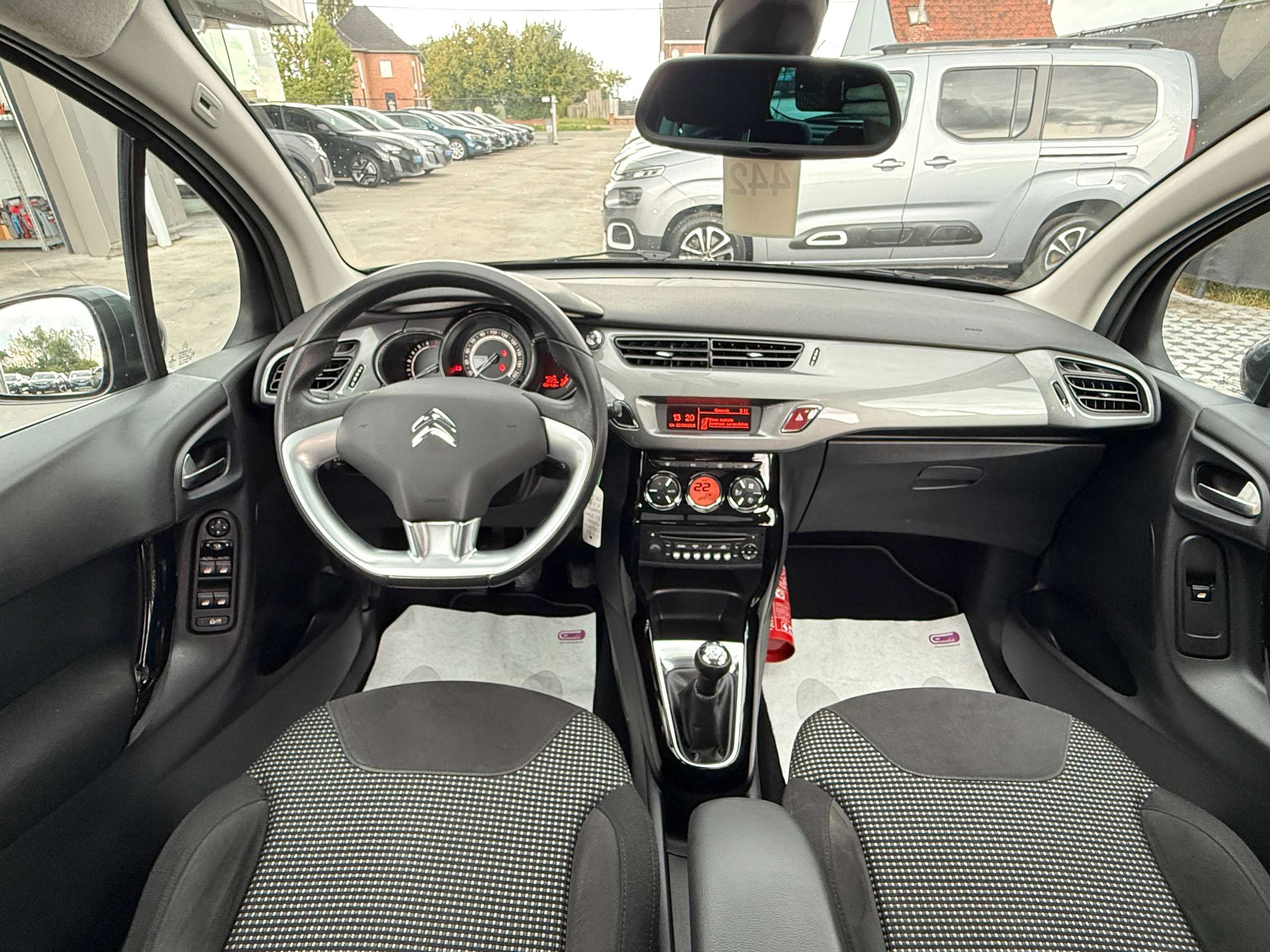 63cd3a9e-371a-4527-bfb3-03fcb486a71c27-citroen-c3-1-2i-82pk-exclusive-bluetooth-parkeersensoren-airco-alu-panoramische-ruit.jpg