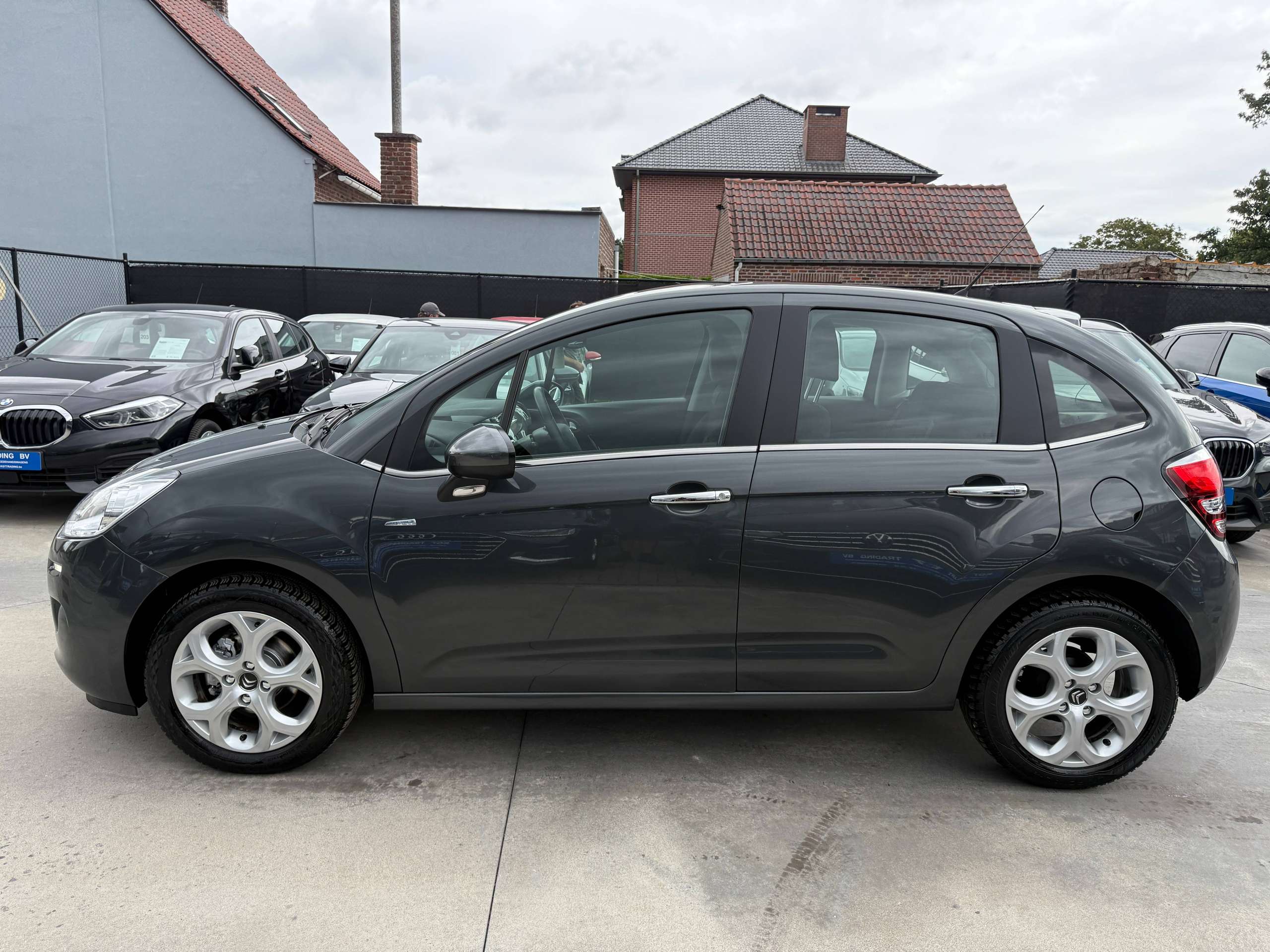 63cd3a9e-371a-4527-bfb3-03fcb486a71c8-citroen-c3-1-2i-82pk-exclusive-bluetooth-parkeersensoren-airco-alu-panoramische-ruit.jpg