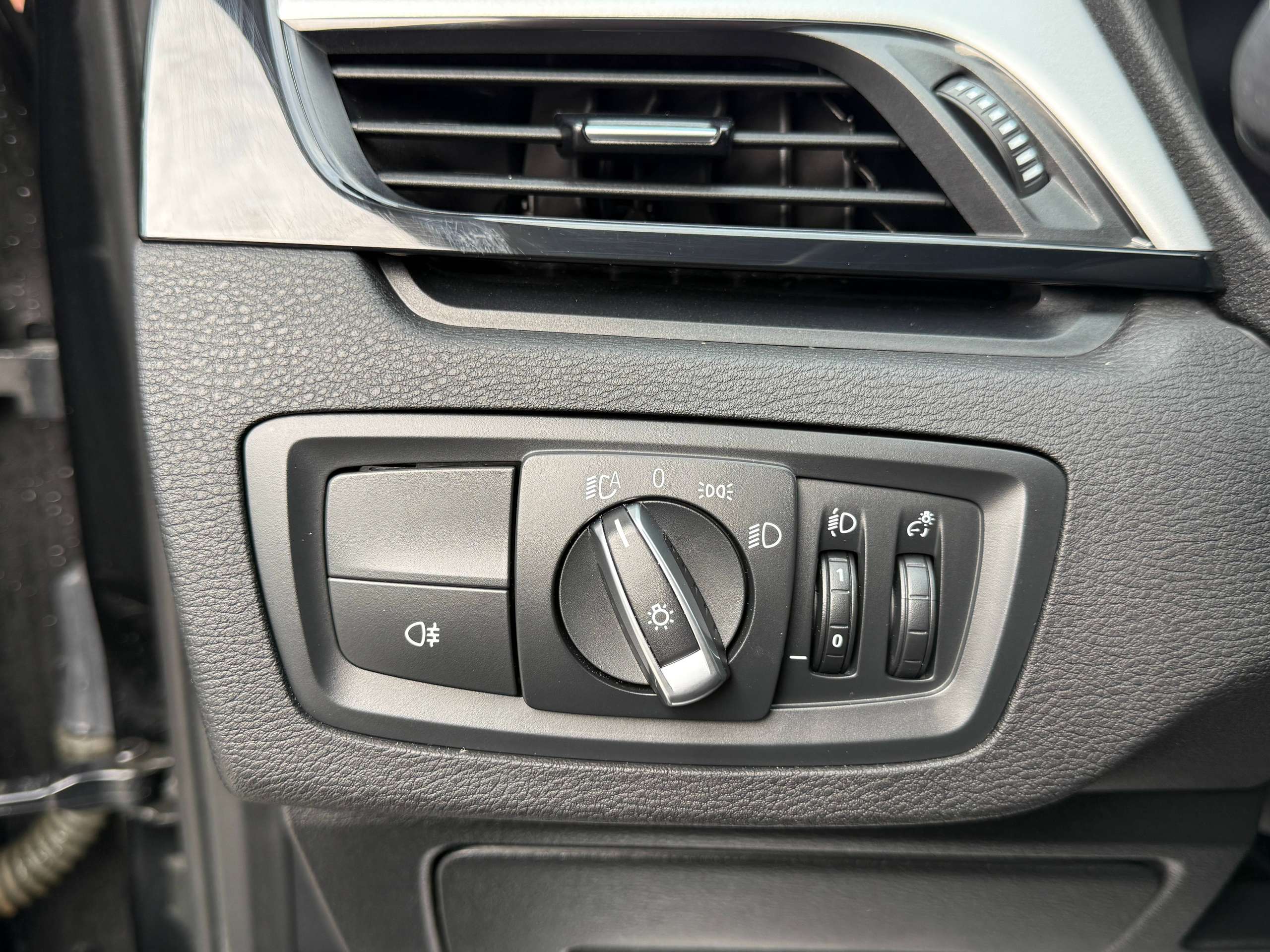 6598d8d0-d78c-4383-8fff-d1aadd92107518-bmw-x1-2-0da-136pk-automaat-navi-zwart-leder-full-led-camera.jpg