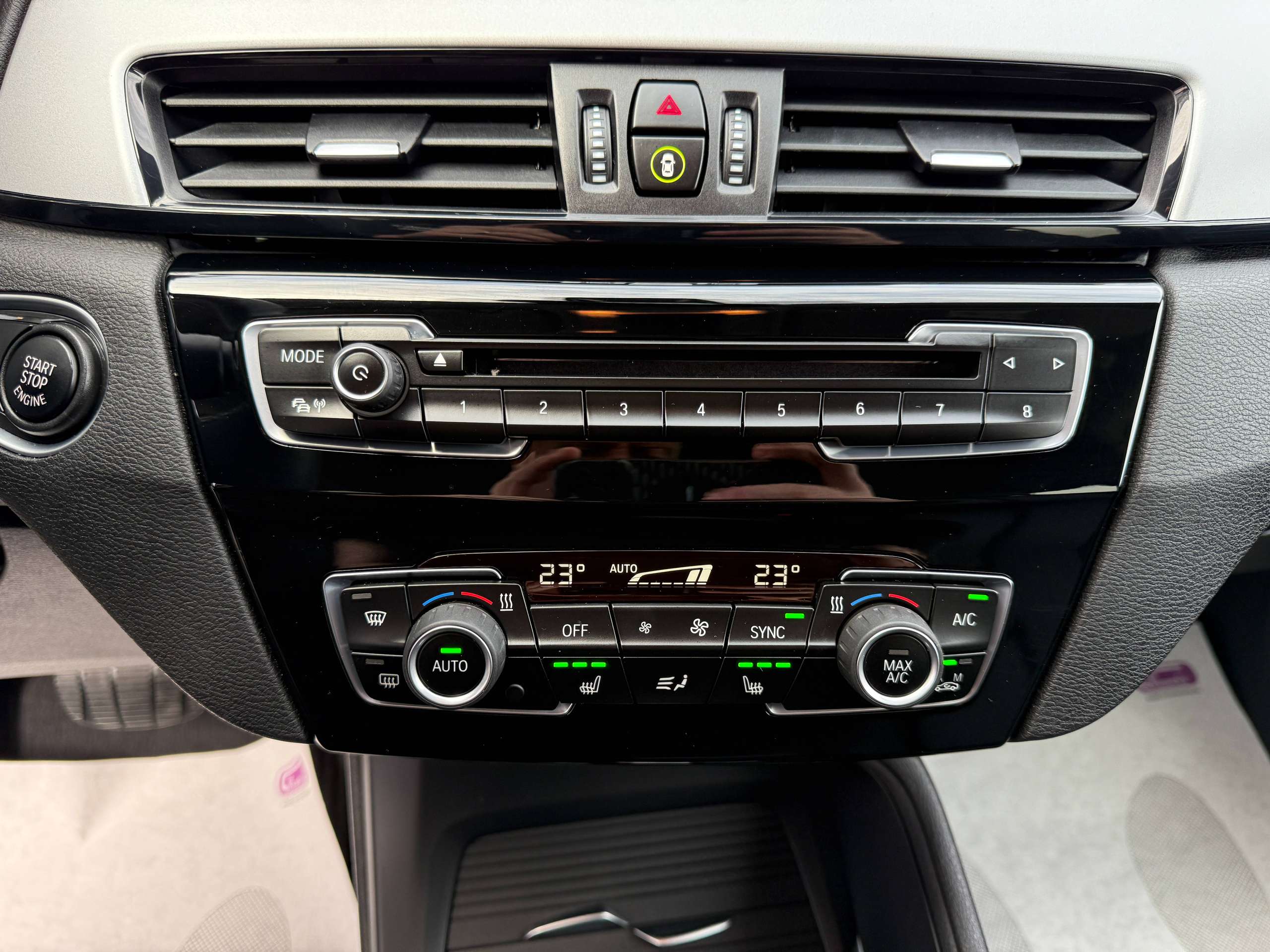 6598d8d0-d78c-4383-8fff-d1aadd92107522-bmw-x1-2-0da-136pk-automaat-navi-zwart-leder-full-led-camera.jpg