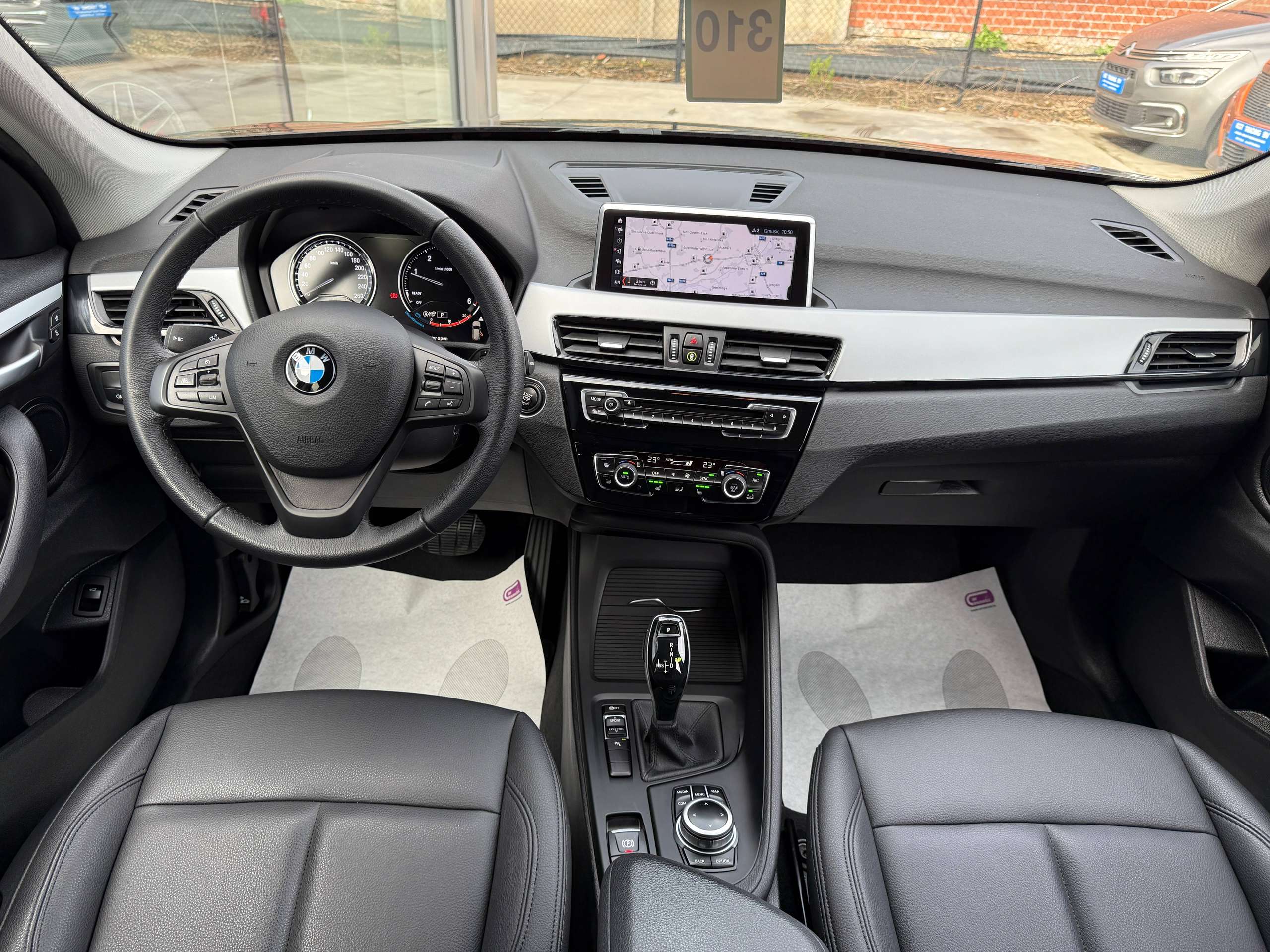 6598d8d0-d78c-4383-8fff-d1aadd92107531-bmw-x1-2-0da-136pk-automaat-navi-zwart-leder-full-led-camera.jpg