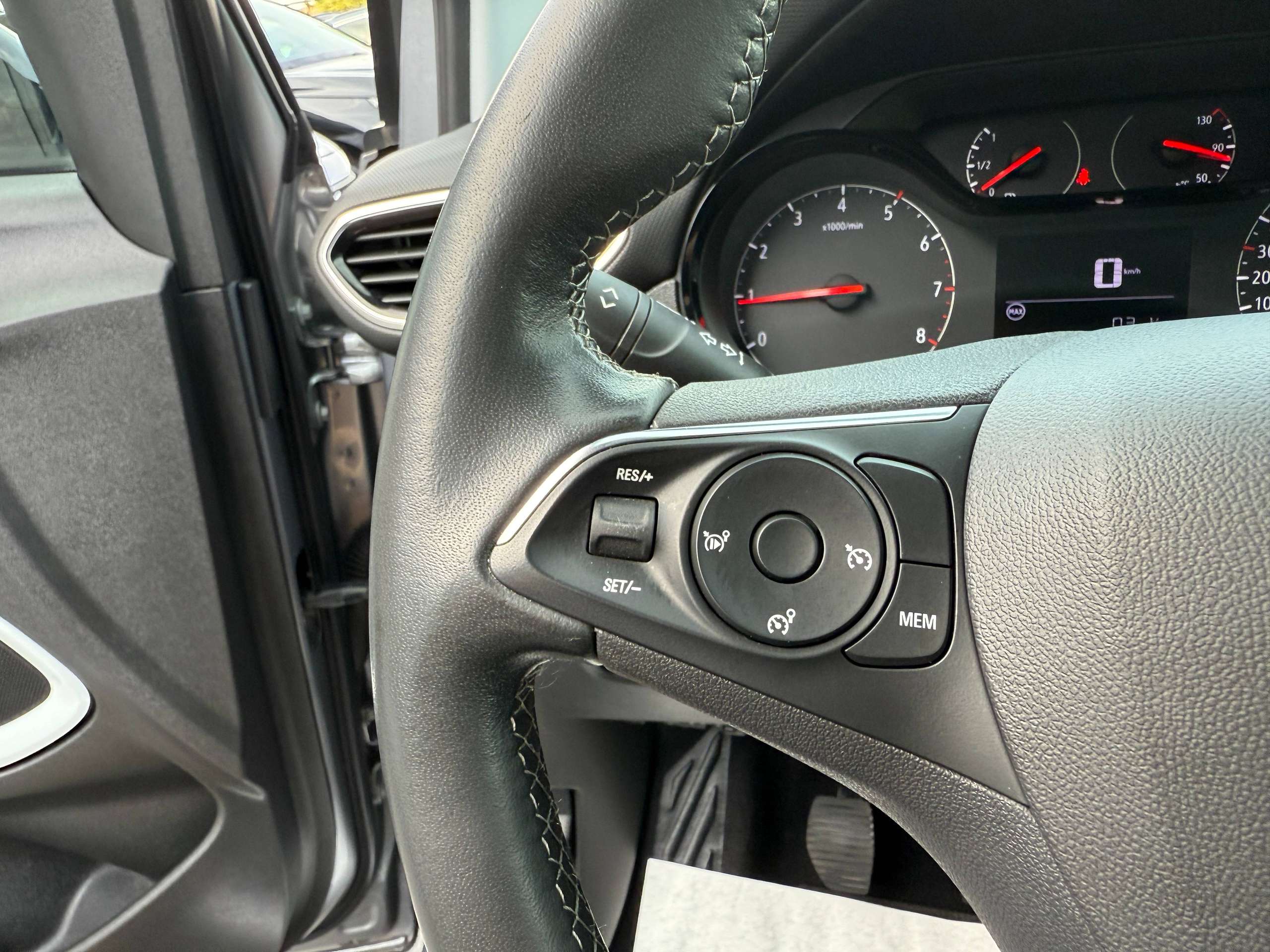69d21612-0193-4a5d-ae67-df3c0137f17520-opel-crossland-1-2i-facelift-full-led-camera-carplay-pdc-alu-privacyglas.jpg