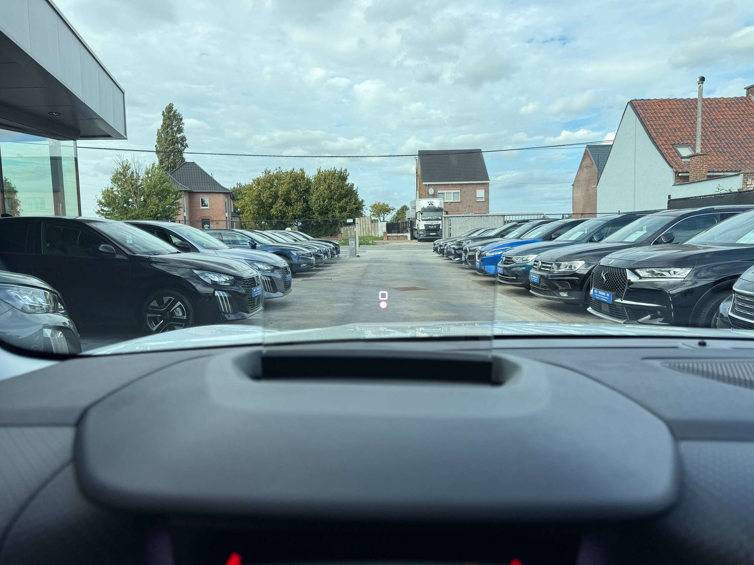 6bb7e85b-42f3-40ef-904b-d202fff1de2620-citroen-c4-1-2i-130pk-5-deurs-automaat-navigatie-leder-360-camera-opendak-head-up-carplay.jpg