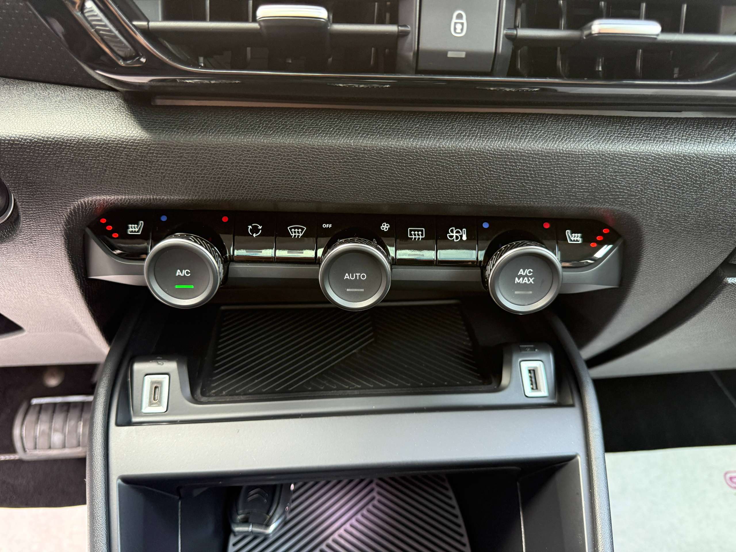 6bb7e85b-42f3-40ef-904b-d202fff1de2624-citroen-c4-1-2i-130pk-5-deurs-automaat-navigatie-leder-360-camera-opendak-head-up-carplay.jpg