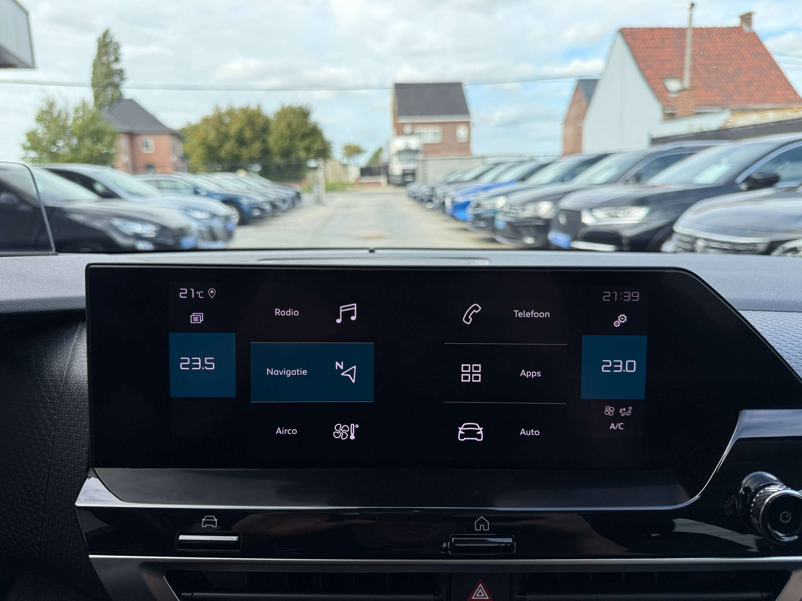 6bb7e85b-42f3-40ef-904b-d202fff1de2627-citroen-c4-1-2i-130pk-5-deurs-automaat-navigatie-leder-360-camera-opendak-head-up-carplay.jpg