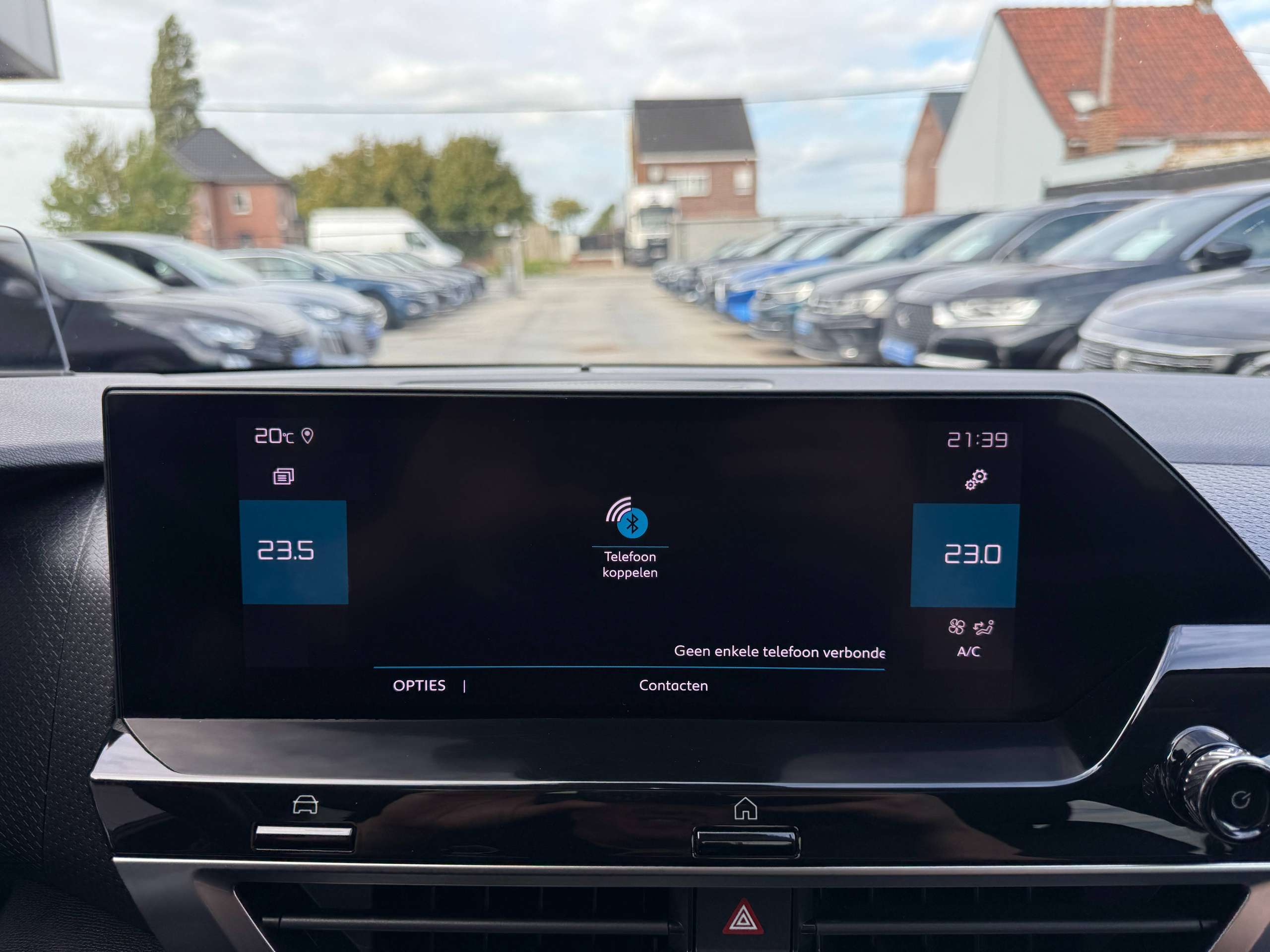 6bb7e85b-42f3-40ef-904b-d202fff1de2629-citroen-c4-1-2i-130pk-5-deurs-automaat-navigatie-leder-360-camera-opendak-head-up-carplay.jpg