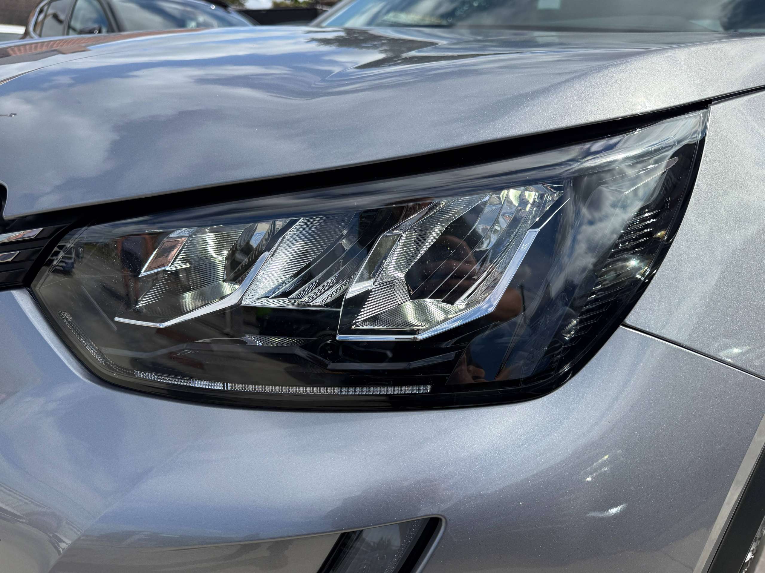 6f0346dc-58e6-4e45-852e-6029b1bae06711-peugeot-2008-1-2i-allure-full-led-zwart-leder-carplay-dab-trekhaak-alu-carpass.jpg