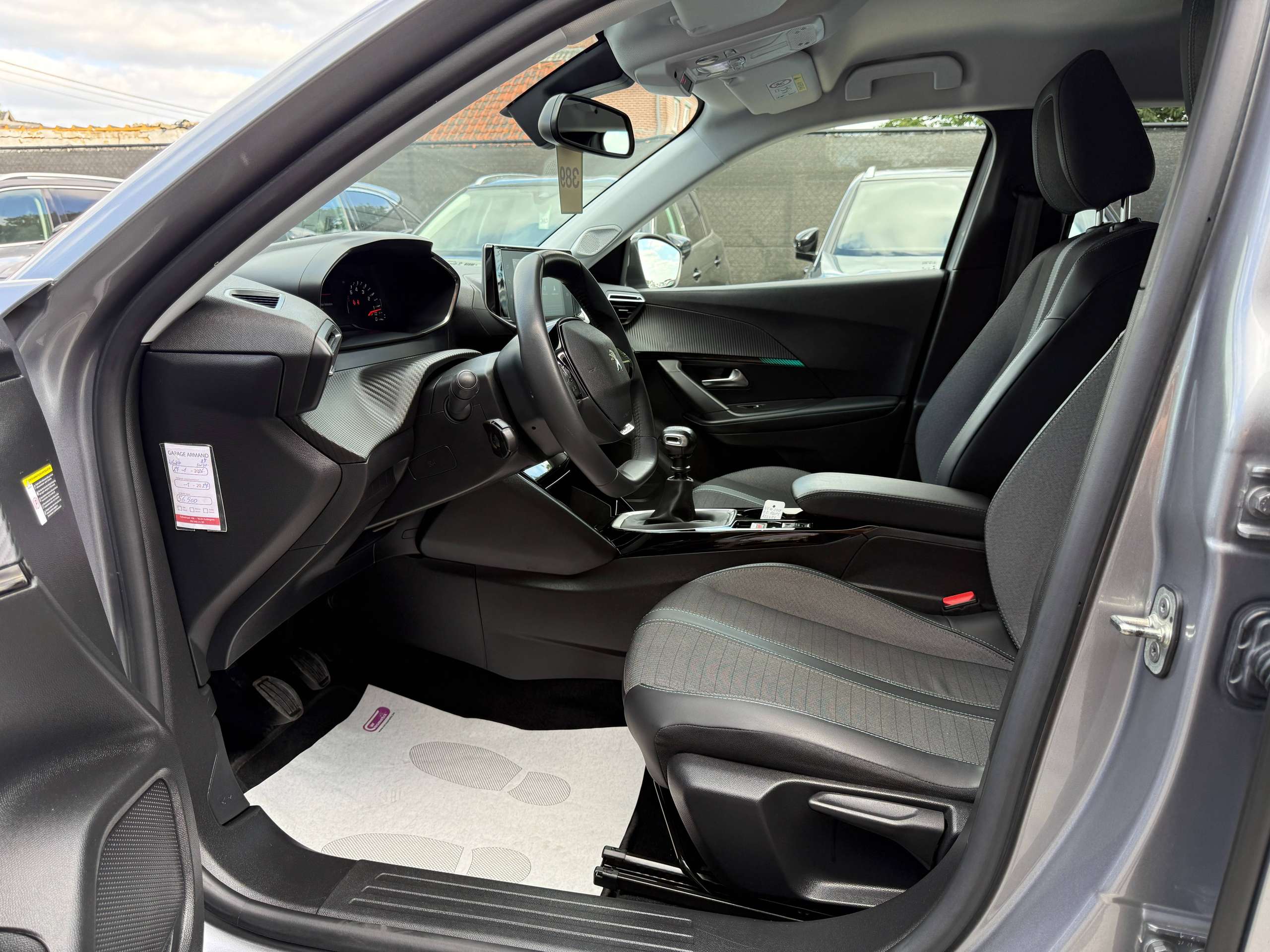 6f0346dc-58e6-4e45-852e-6029b1bae06713-peugeot-2008-1-2i-allure-full-led-zwart-leder-carplay-dab-trekhaak-alu-carpass.jpg