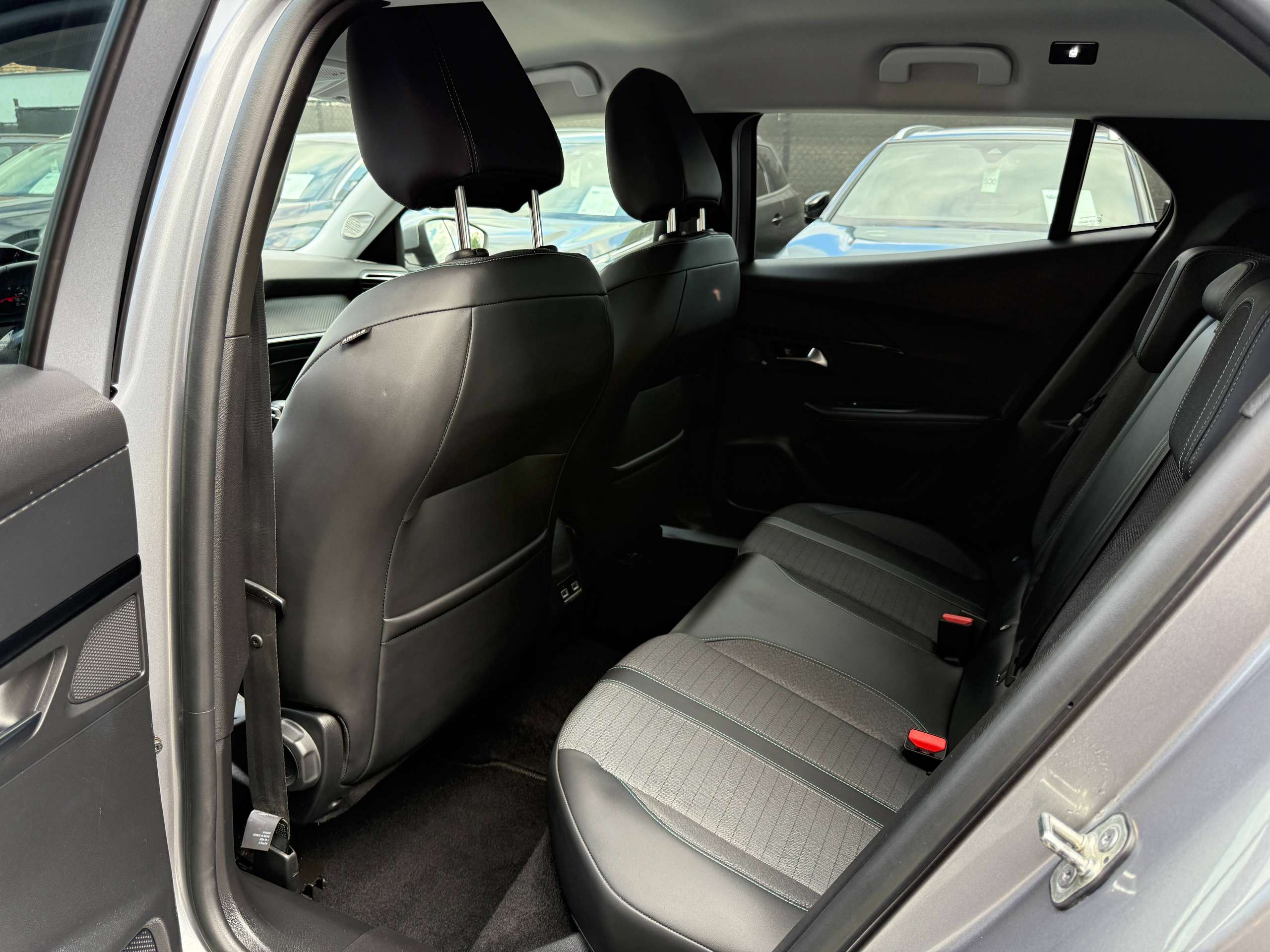6f0346dc-58e6-4e45-852e-6029b1bae06715-peugeot-2008-1-2i-allure-full-led-zwart-leder-carplay-dab-trekhaak-alu-carpass.jpg