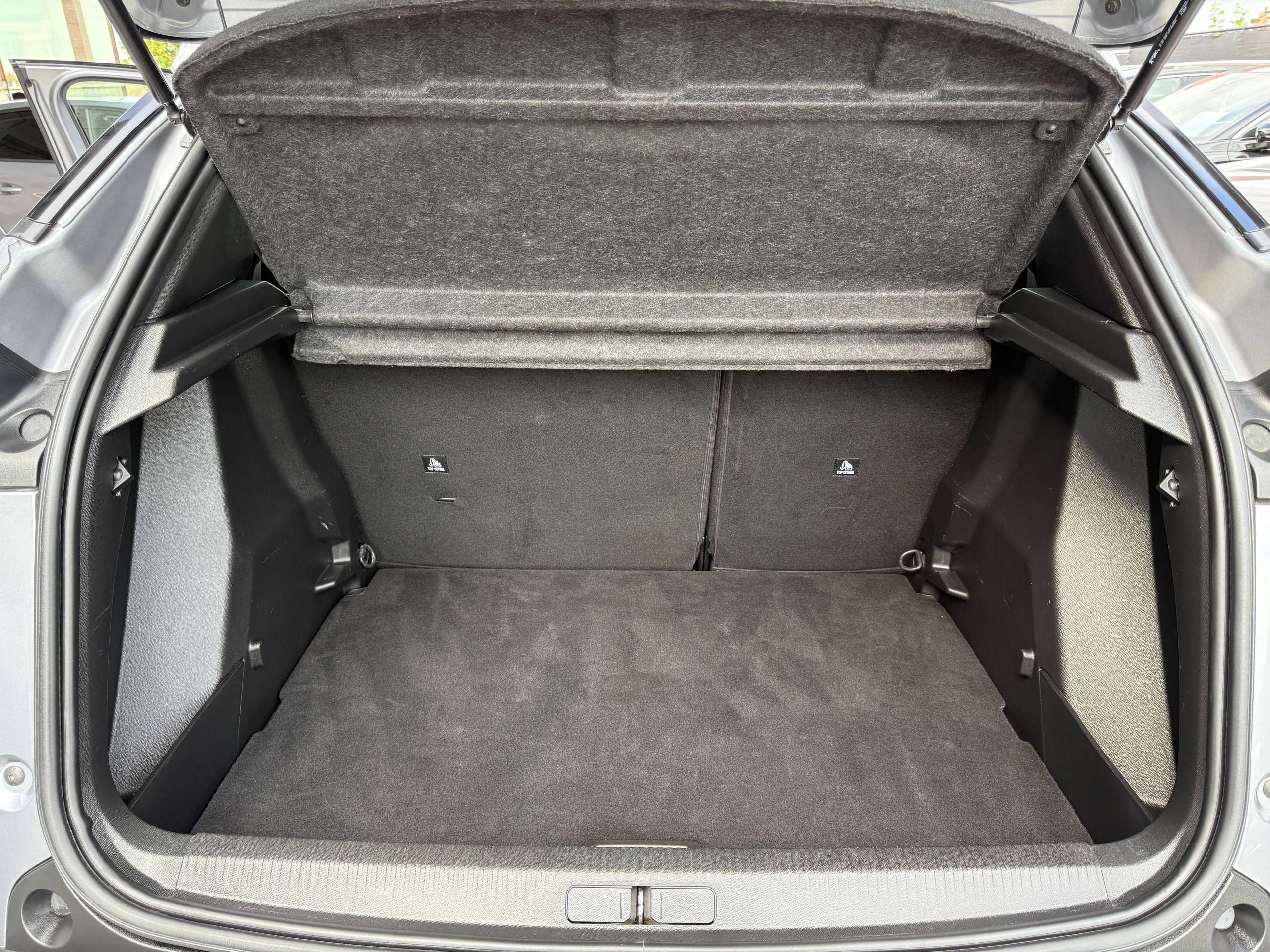 6f0346dc-58e6-4e45-852e-6029b1bae06716-peugeot-2008-1-2i-allure-full-led-zwart-leder-carplay-dab-trekhaak-alu-carpass.jpg