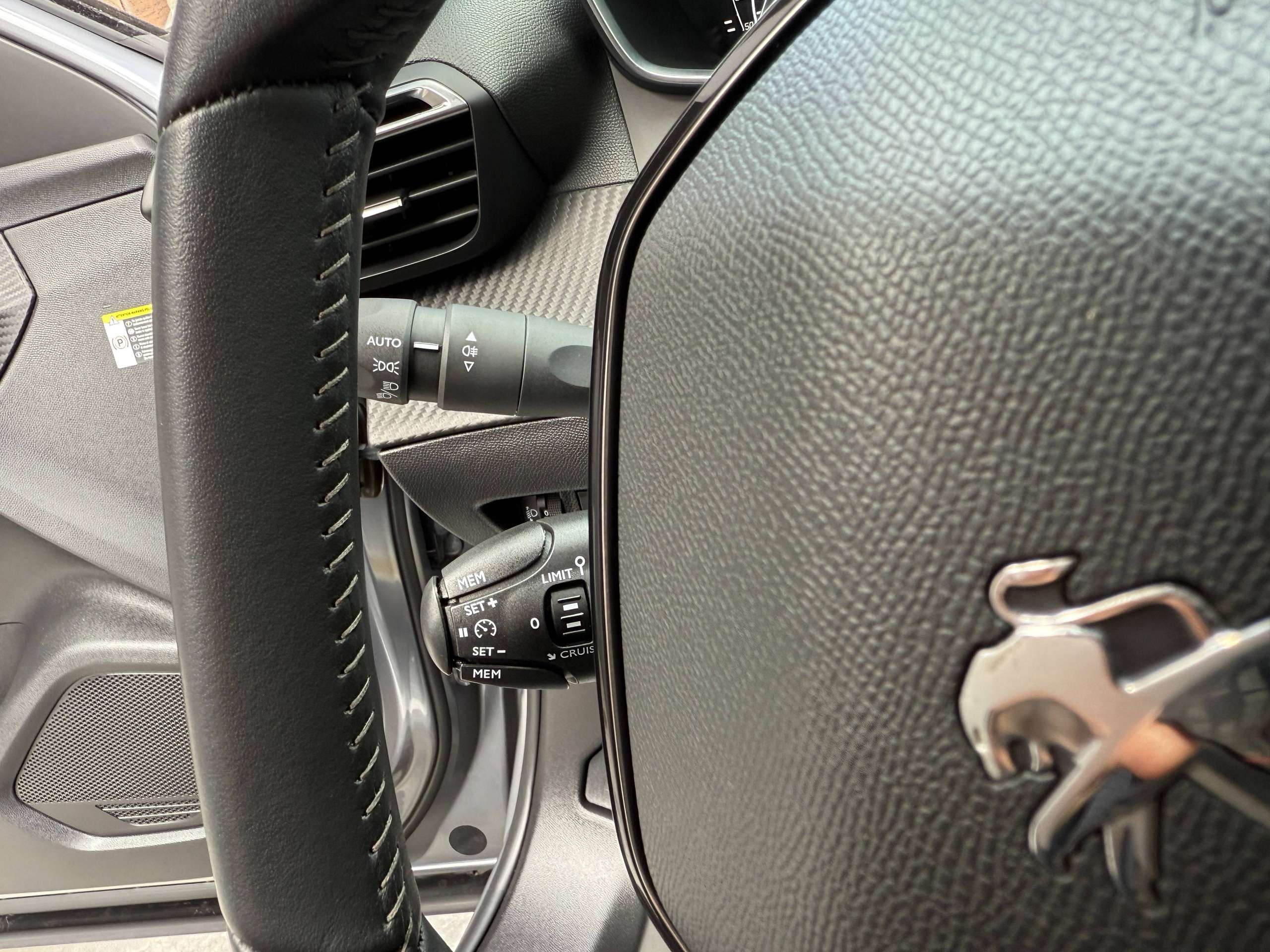 6f0346dc-58e6-4e45-852e-6029b1bae06718-peugeot-2008-1-2i-allure-full-led-zwart-leder-carplay-dab-trekhaak-alu-carpass.jpg