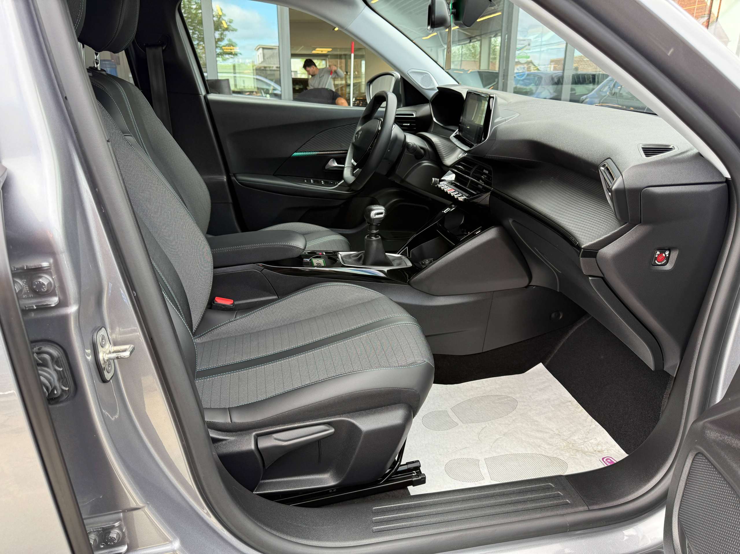 6f0346dc-58e6-4e45-852e-6029b1bae06728-peugeot-2008-1-2i-allure-full-led-zwart-leder-carplay-dab-trekhaak-alu-carpass.jpg
