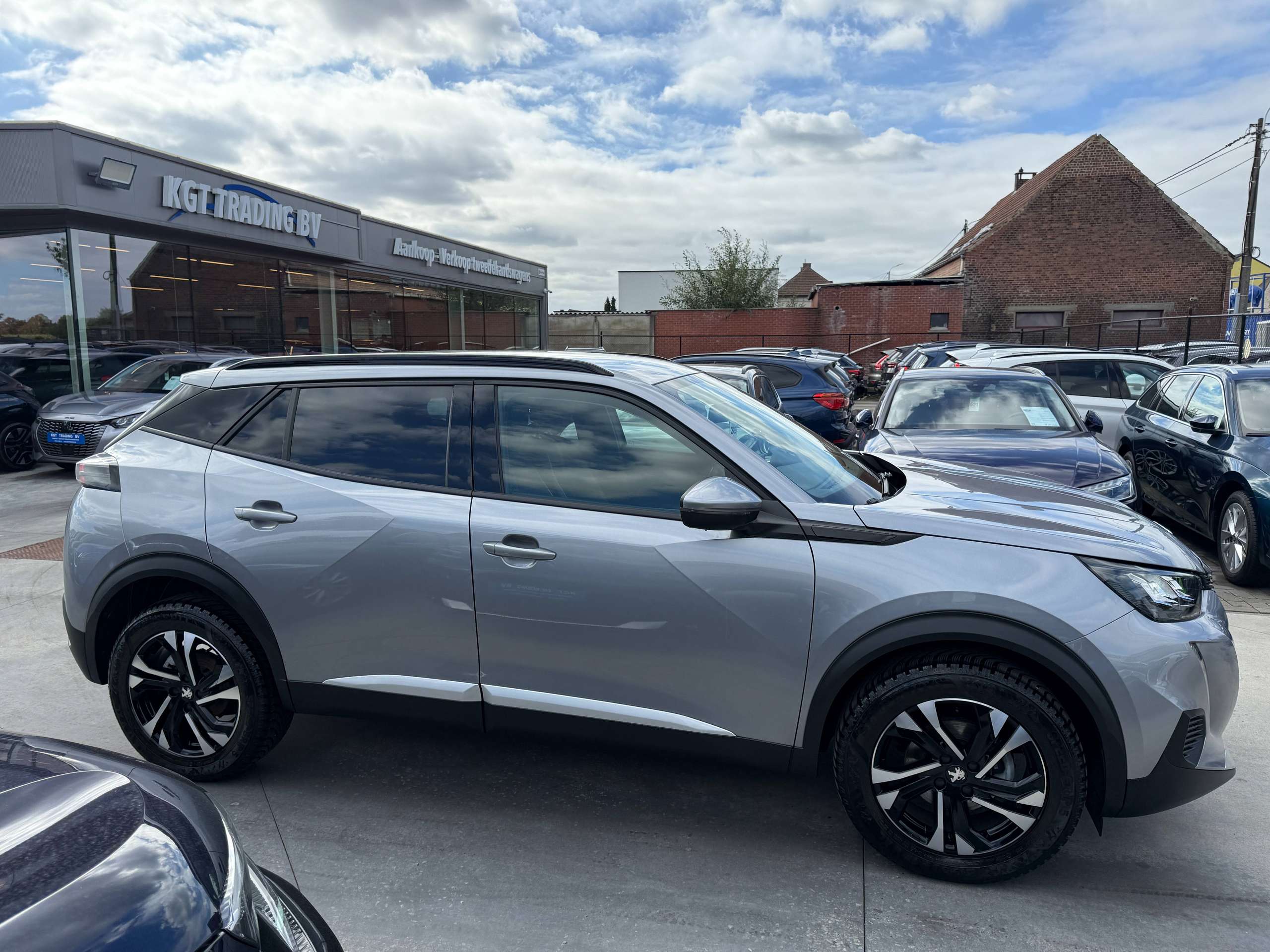 6f0346dc-58e6-4e45-852e-6029b1bae0674-peugeot-2008-1-2i-allure-full-led-zwart-leder-carplay-dab-trekhaak-alu-carpass.jpg