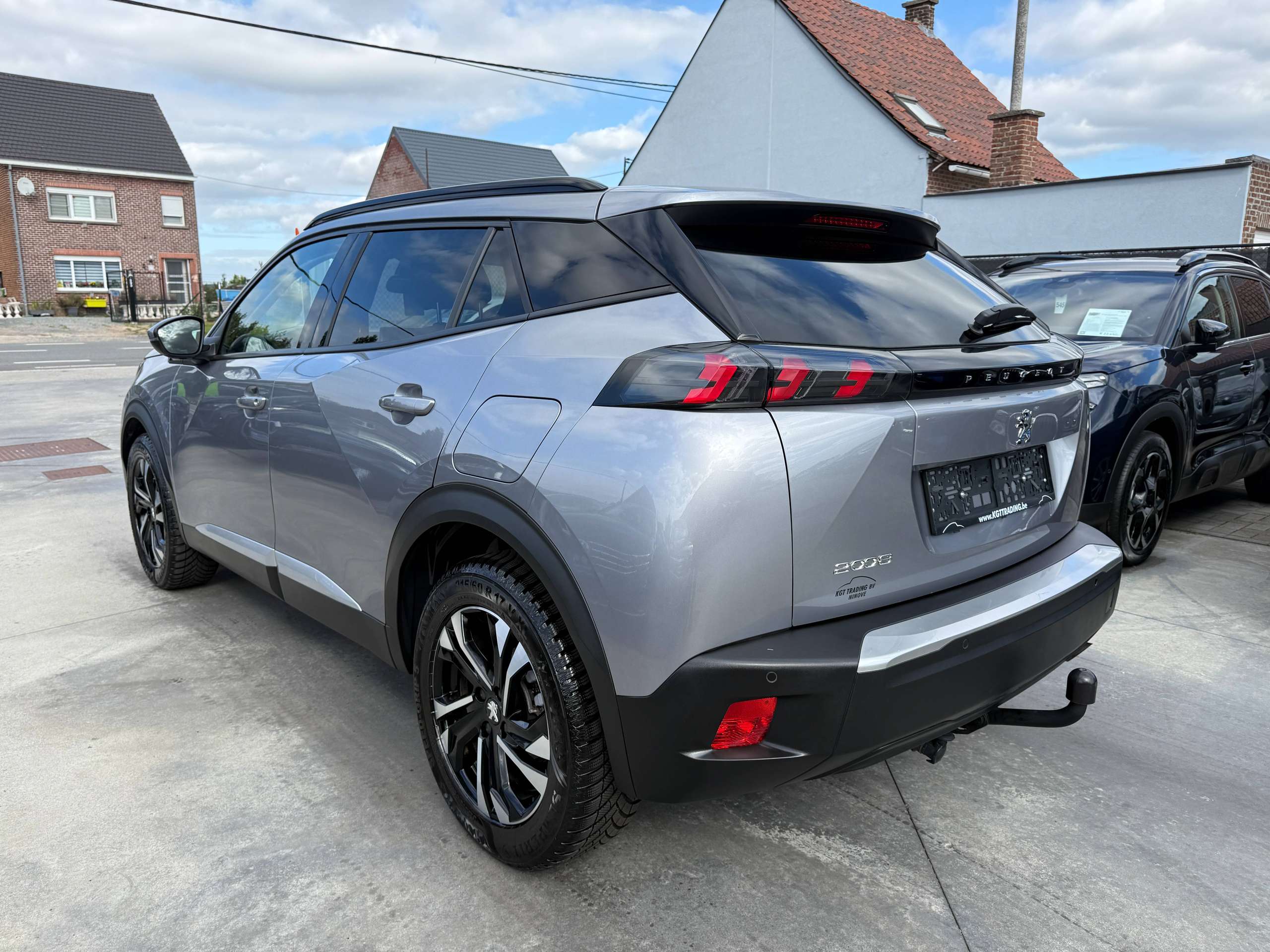 6f0346dc-58e6-4e45-852e-6029b1bae0677-peugeot-2008-1-2i-allure-full-led-zwart-leder-carplay-dab-trekhaak-alu-carpass.jpg