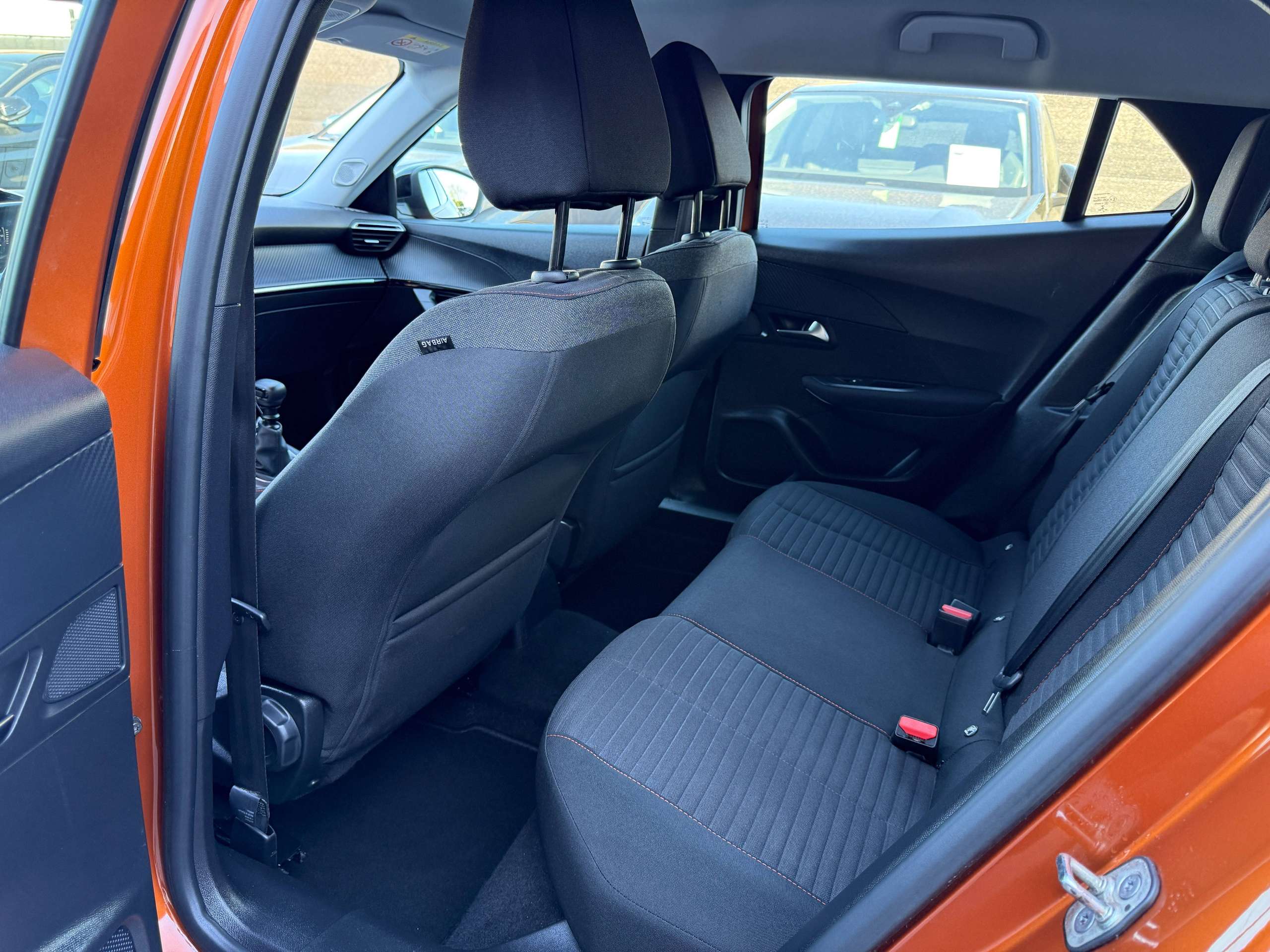 7307c343-aa7a-4bd7-b056-5ff6b9da687c13-peugeot-2008-1-2i-101pk-navigatie-carplay-pdc-bluetooth-led-a-c.jpg
