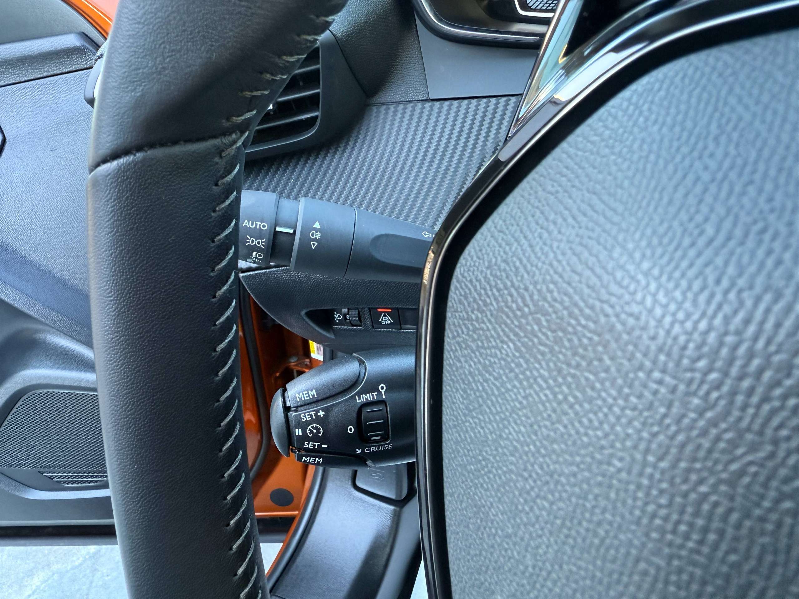 7307c343-aa7a-4bd7-b056-5ff6b9da687c15-peugeot-2008-1-2i-101pk-navigatie-carplay-pdc-bluetooth-led-a-c.jpg
