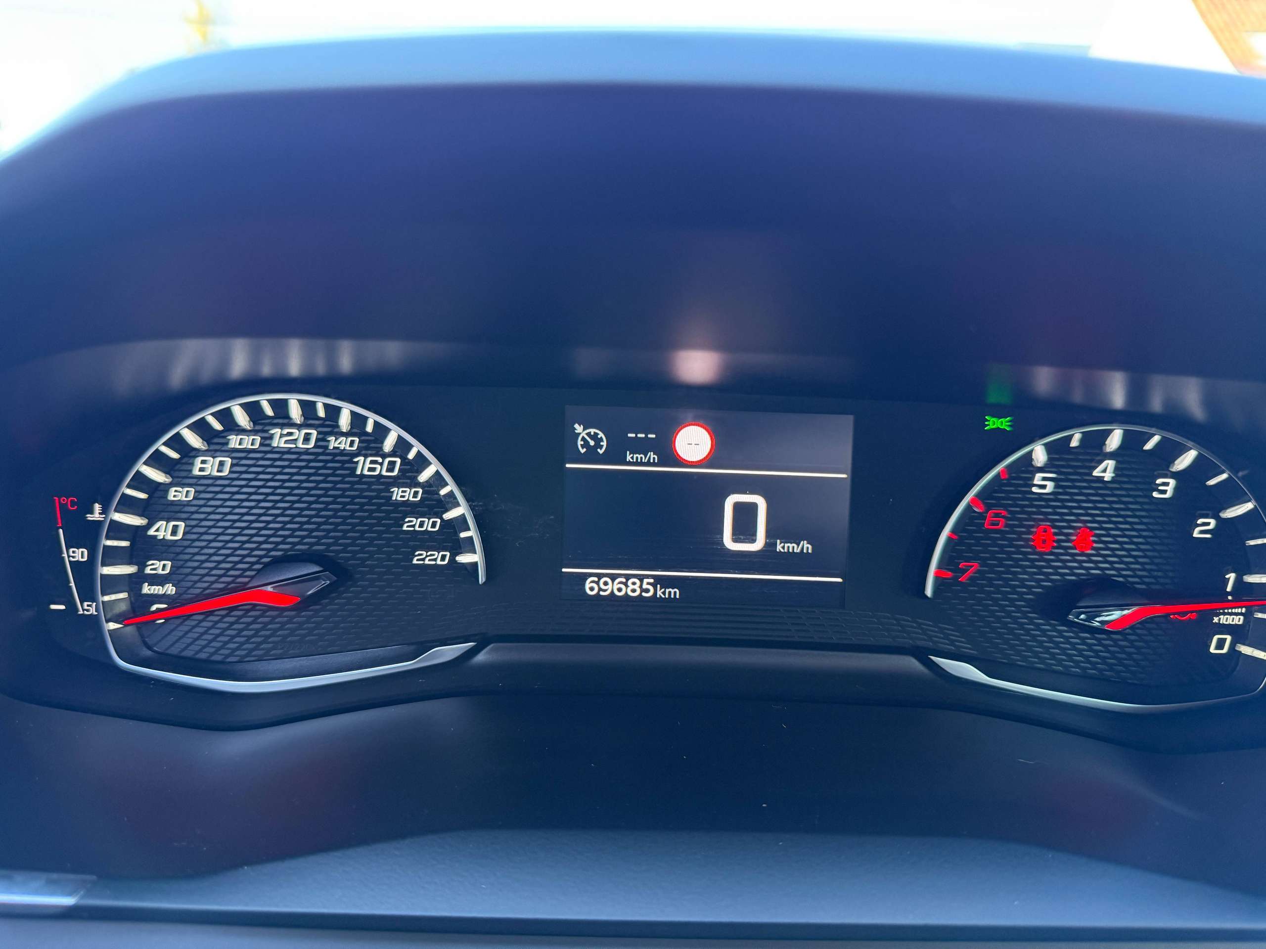 7307c343-aa7a-4bd7-b056-5ff6b9da687c16-peugeot-2008-1-2i-101pk-navigatie-carplay-pdc-bluetooth-led-a-c.jpg