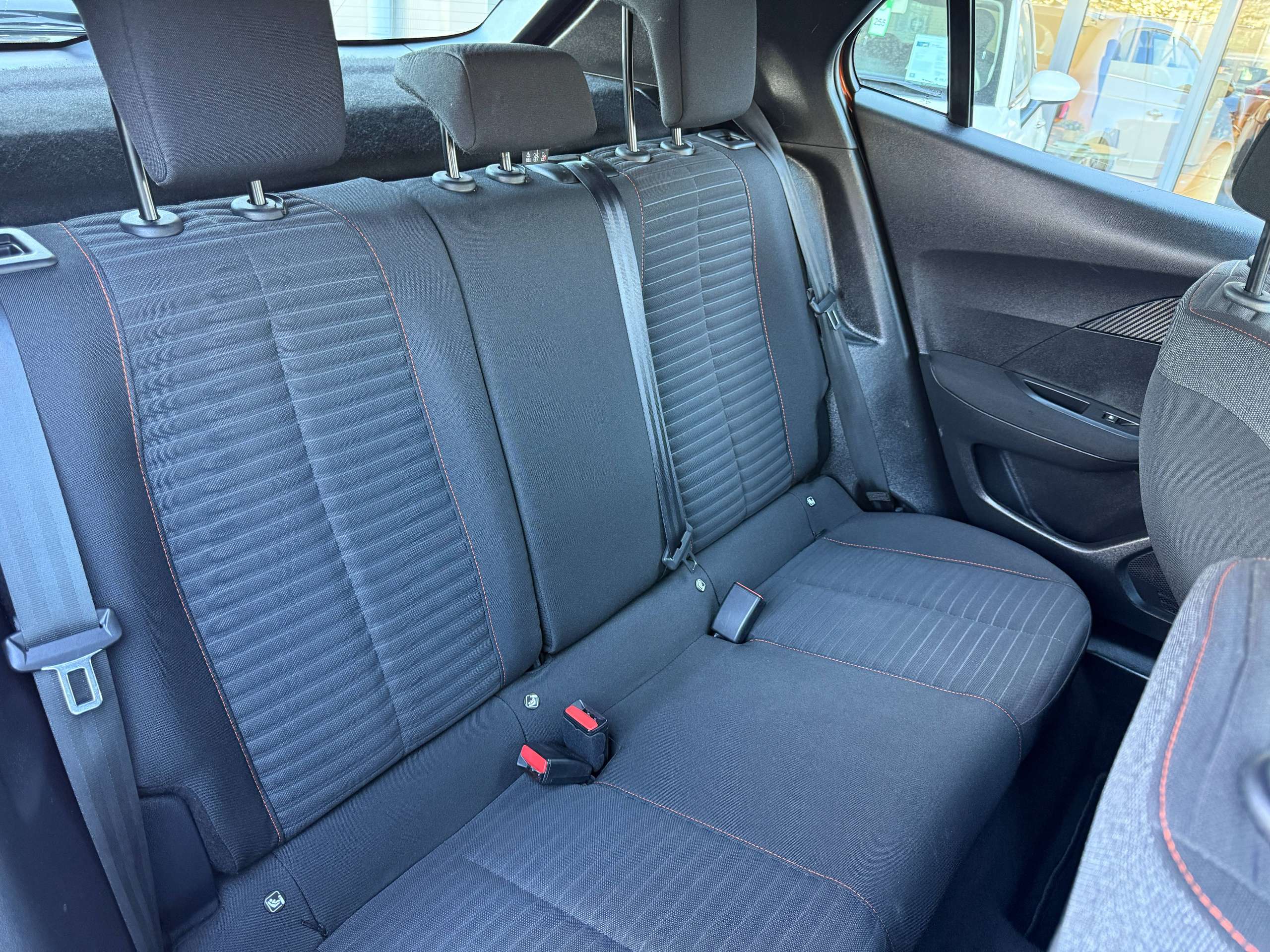 7307c343-aa7a-4bd7-b056-5ff6b9da687c28-peugeot-2008-1-2i-101pk-navigatie-carplay-pdc-bluetooth-led-a-c.jpg