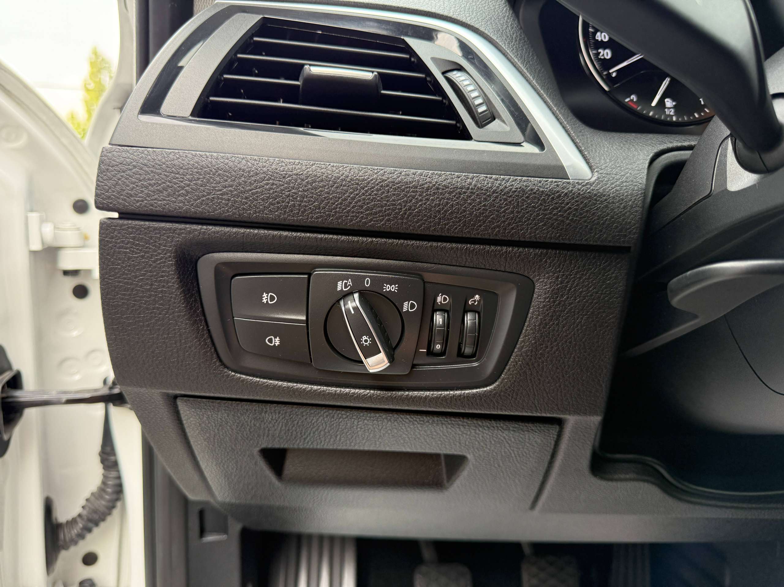 7708470f-b23c-4d64-8b24-7d8ea09c0d6e16-bmw-116-i-109pk-5-deurs-navigatie-pdc-va-bluetotoh-led-trekhaak-carpass.jpg