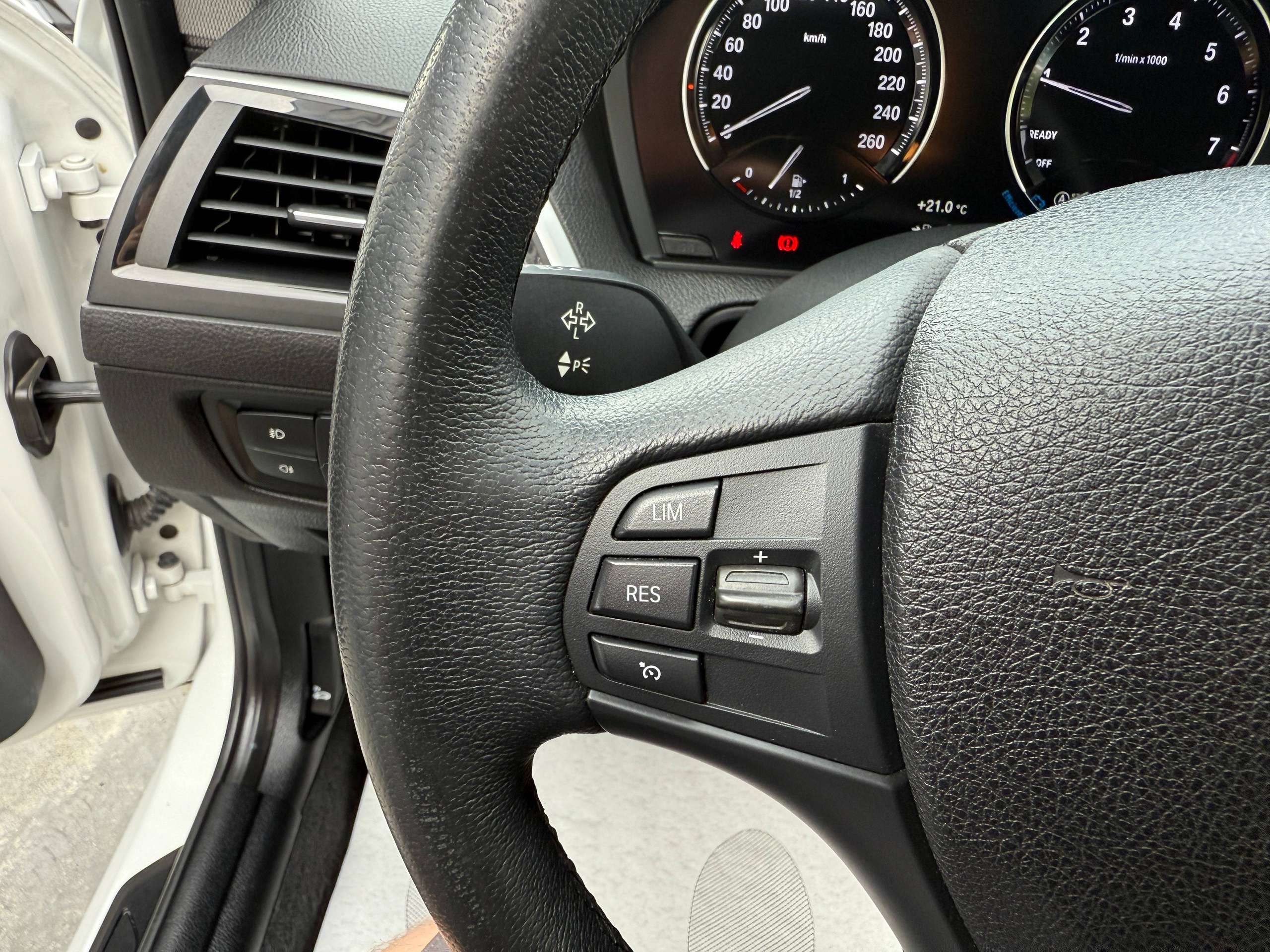 7708470f-b23c-4d64-8b24-7d8ea09c0d6e17-bmw-116-i-109pk-5-deurs-navigatie-pdc-va-bluetotoh-led-trekhaak-carpass.jpg