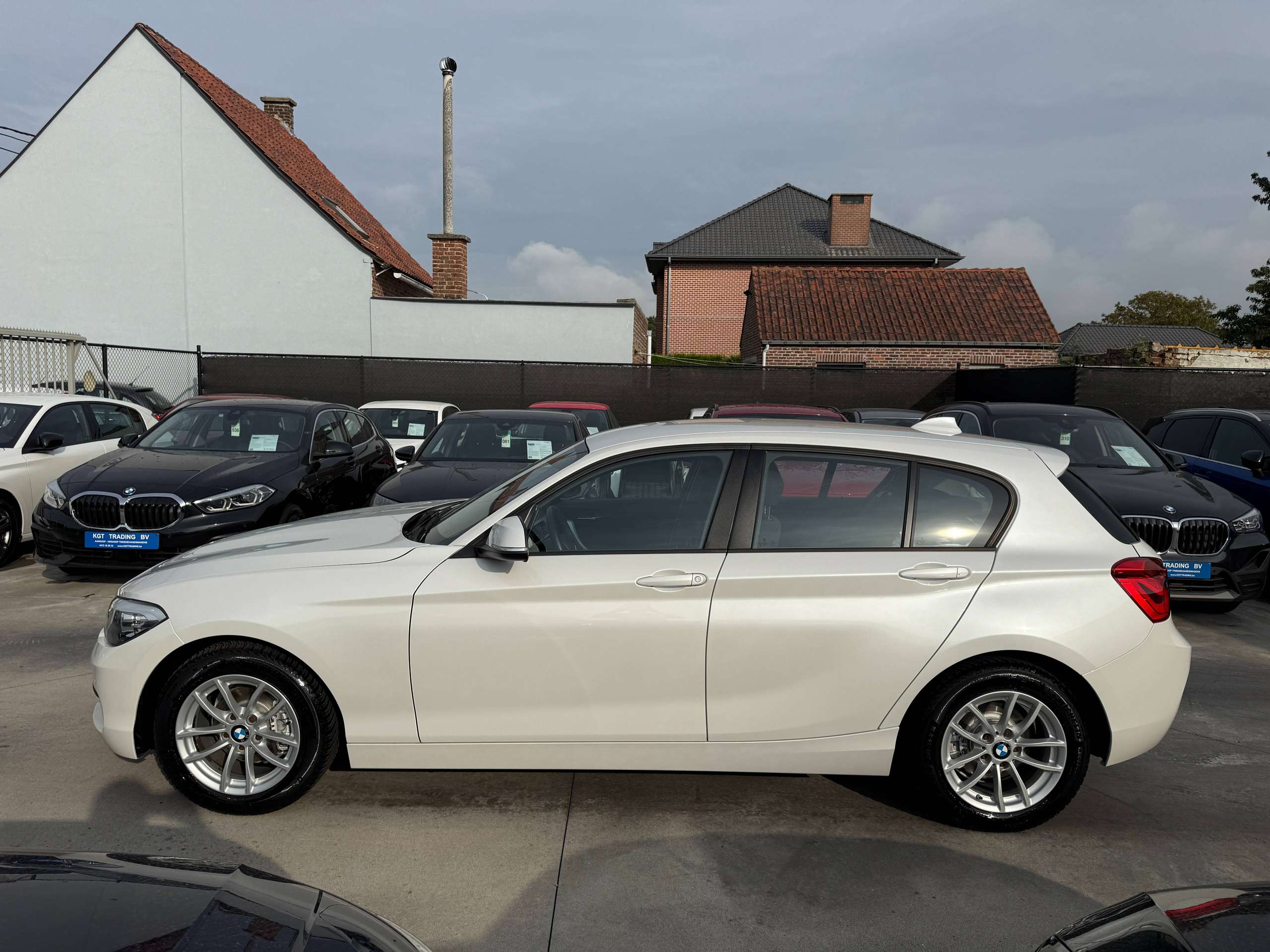 7708470f-b23c-4d64-8b24-7d8ea09c0d6e8-bmw-116-i-109pk-5-deurs-navigatie-pdc-va-bluetotoh-led-trekhaak-carpass.jpg