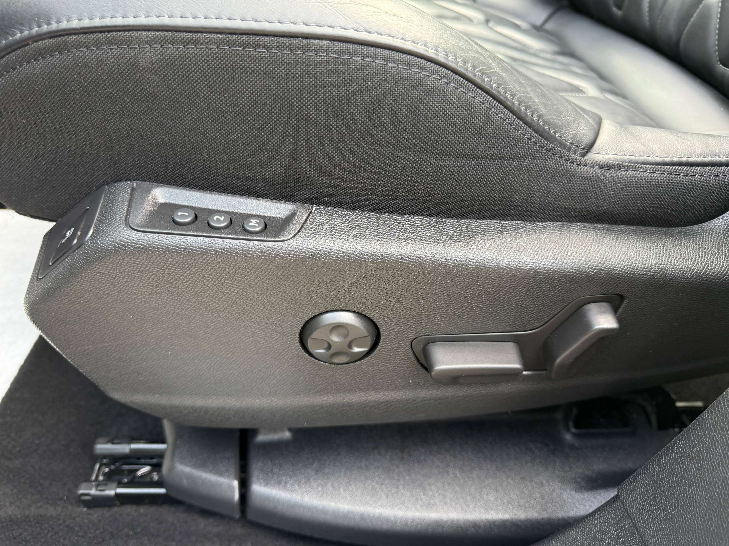 7fd30768-f5af-4515-8b83-32d89b83efee16-peugeot-5008-1-2i-130pk-gt-line-7-zetels-opendak-zwart-leder-navi-camera-carplay-led-alu.jpg