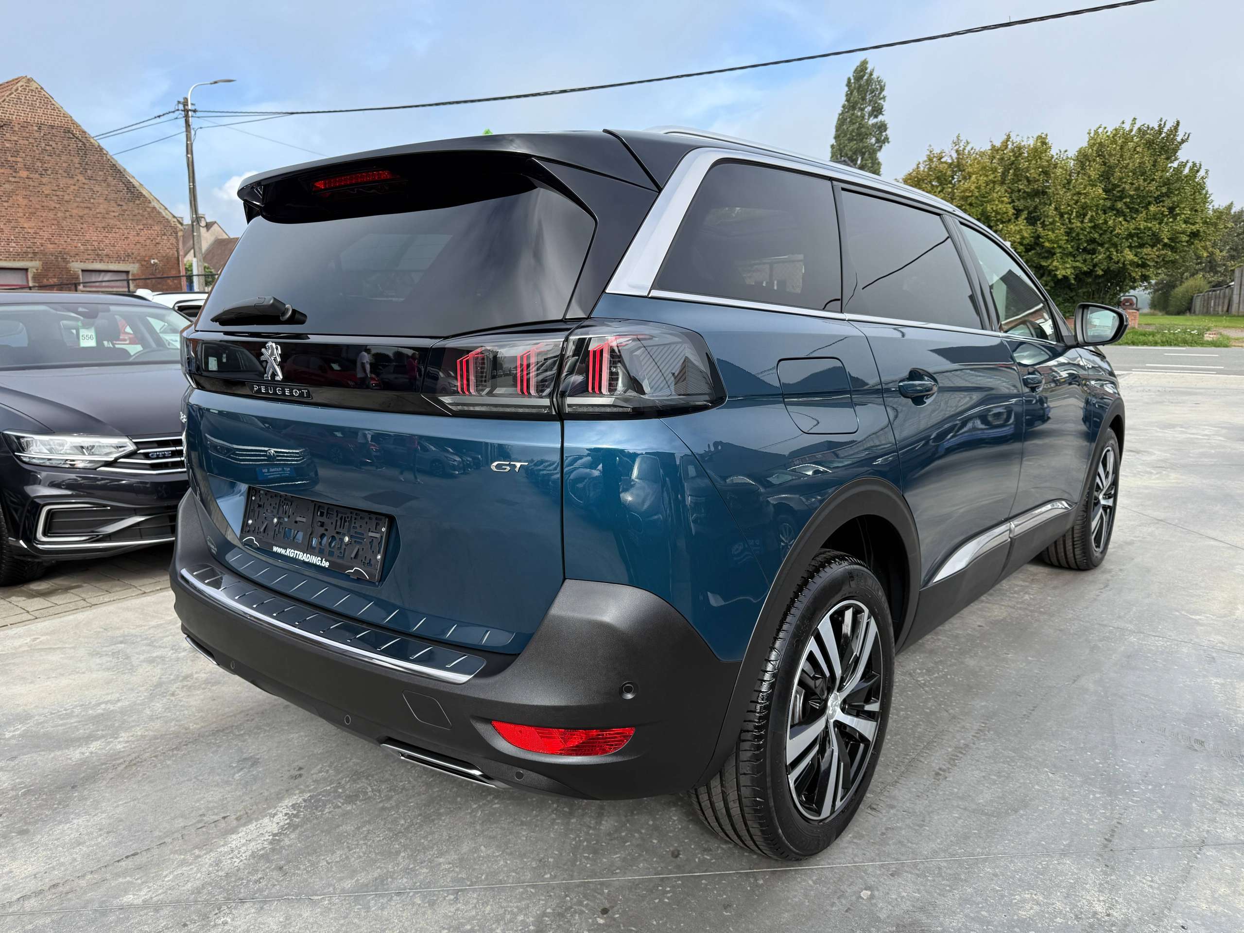 7fd30768-f5af-4515-8b83-32d89b83efee5-peugeot-5008-1-2i-130pk-gt-line-7-zetels-opendak-zwart-leder-navi-camera-carplay-led-alu.jpg