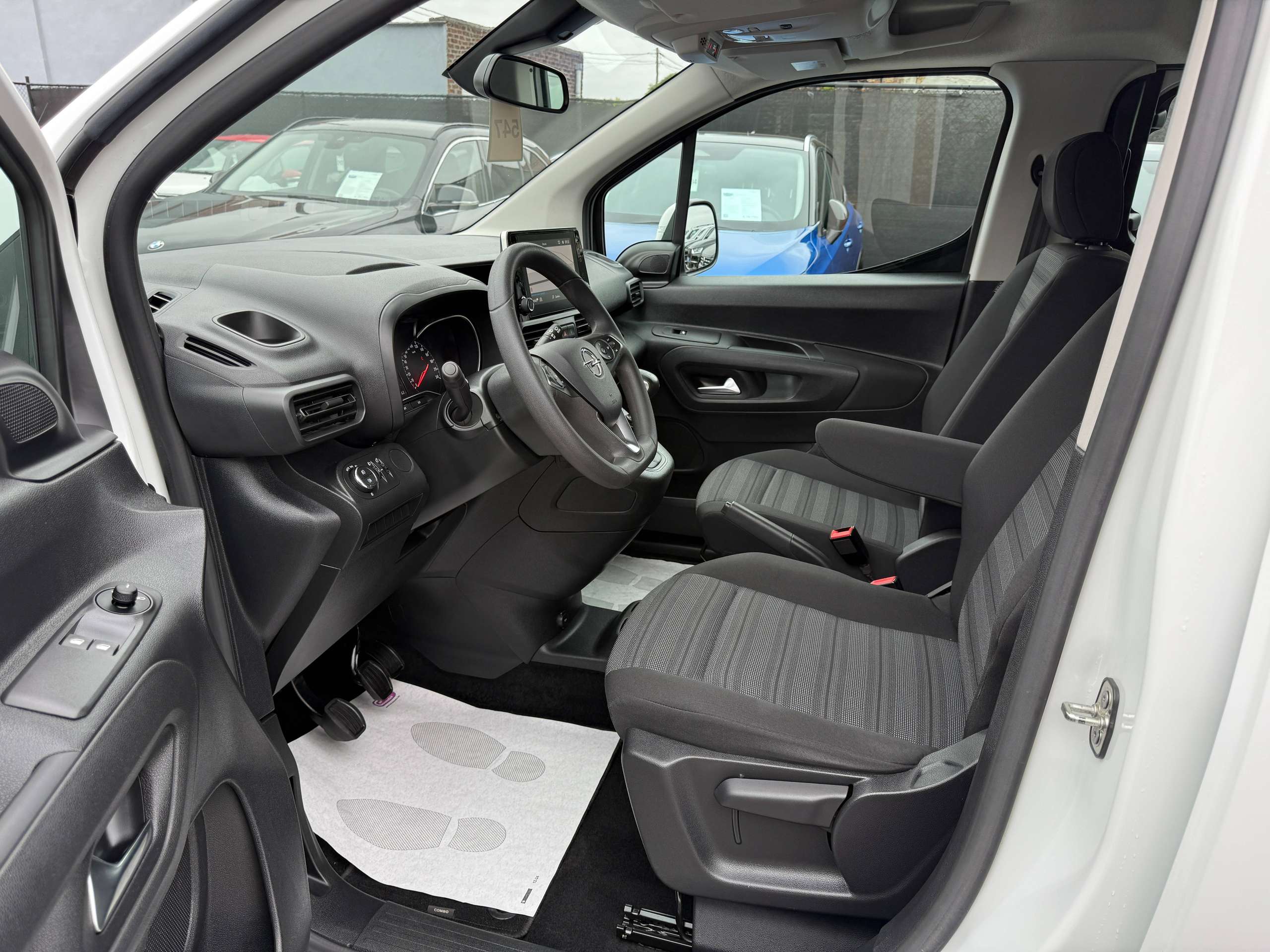 861be8ef-9afc-4498-927f-e8fb8f2aeffe12-opel-combo-life-1-2i-110pk-7-zitter-navigatie-carplay-pdc-dab-bluetooth-airco.jpg