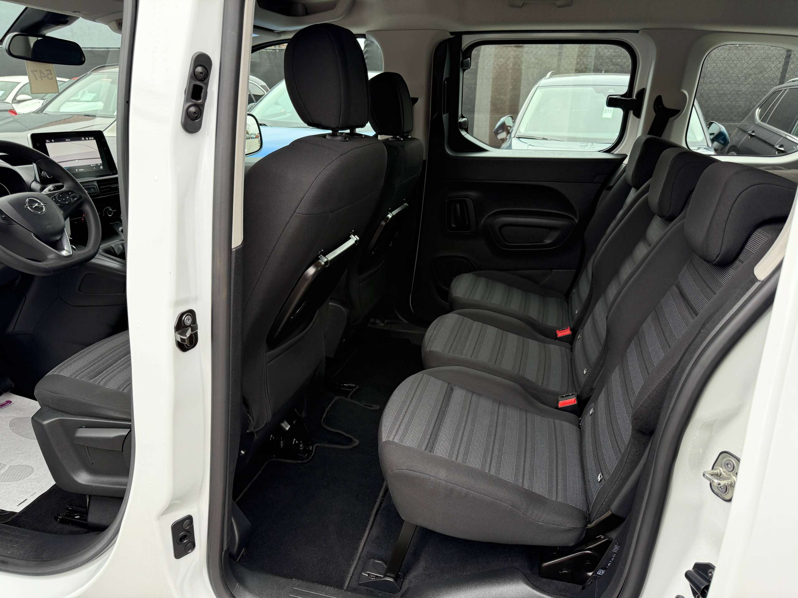 861be8ef-9afc-4498-927f-e8fb8f2aeffe14-opel-combo-life-1-2i-110pk-7-zitter-navigatie-carplay-pdc-dab-bluetooth-airco.jpg