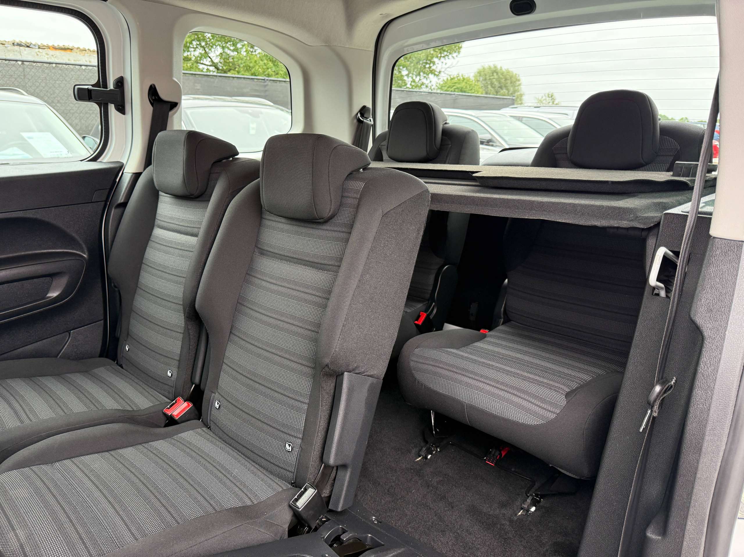 861be8ef-9afc-4498-927f-e8fb8f2aeffe15-opel-combo-life-1-2i-110pk-7-zitter-navigatie-carplay-pdc-dab-bluetooth-airco.jpg