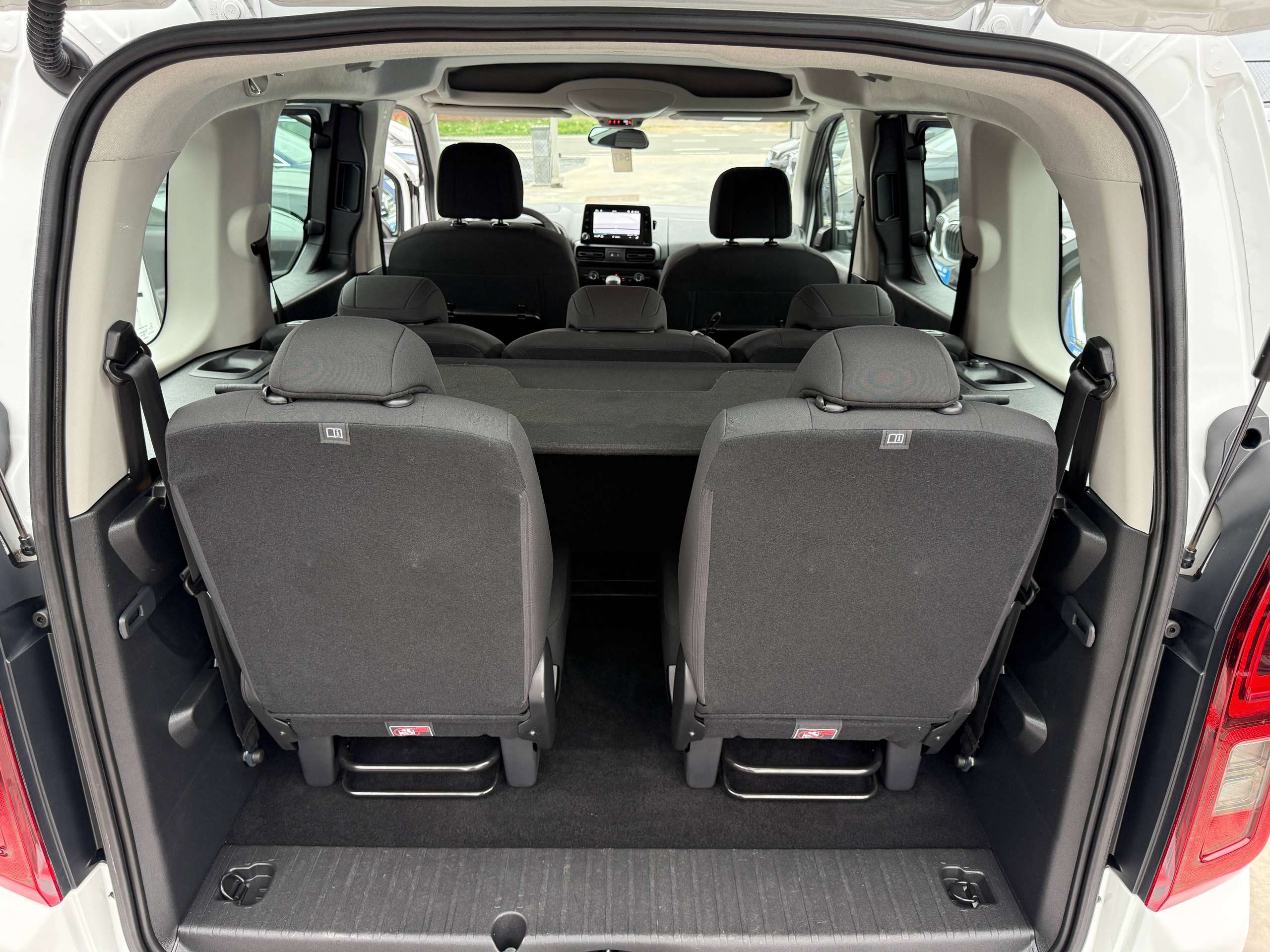 861be8ef-9afc-4498-927f-e8fb8f2aeffe16-opel-combo-life-1-2i-110pk-7-zitter-navigatie-carplay-pdc-dab-bluetooth-airco.jpg