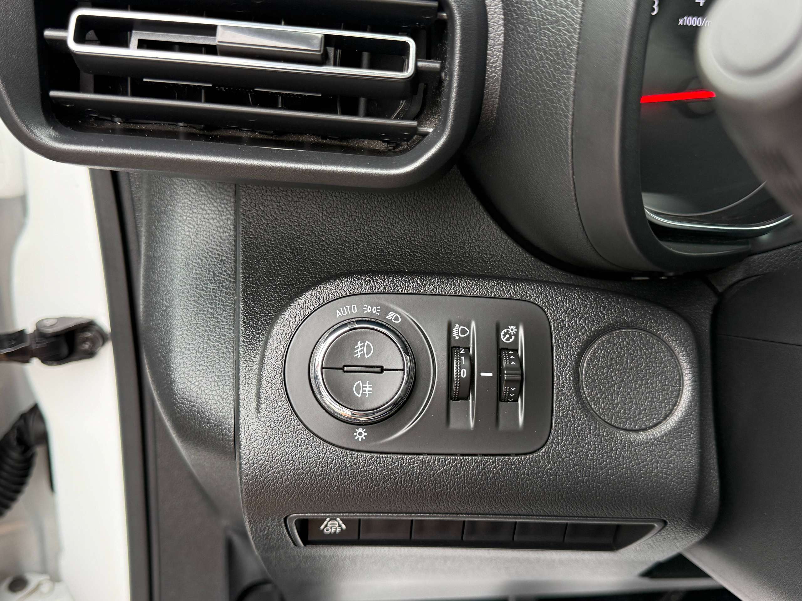 861be8ef-9afc-4498-927f-e8fb8f2aeffe17-opel-combo-life-1-2i-110pk-7-zitter-navigatie-carplay-pdc-dab-bluetooth-airco.jpg