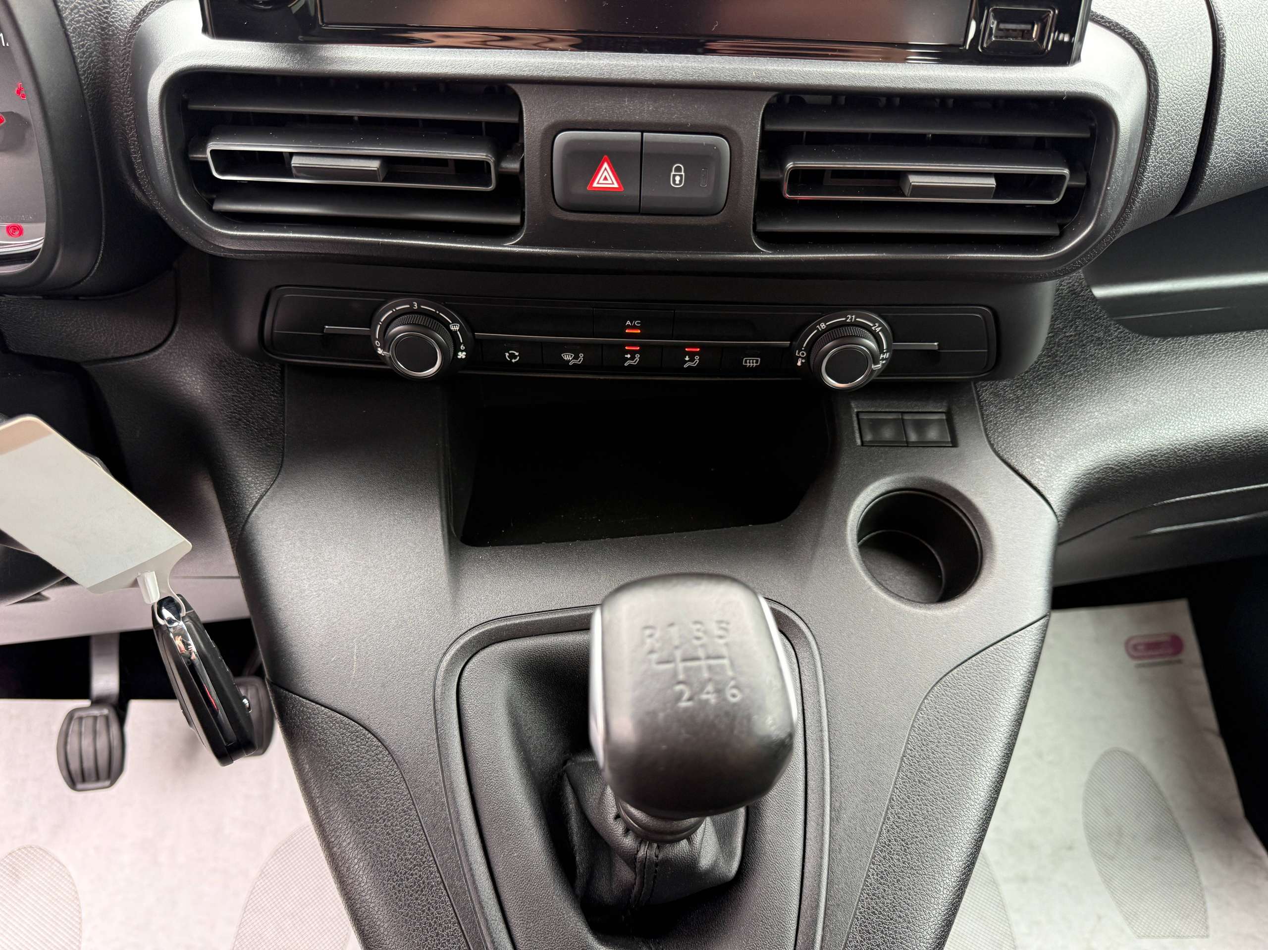 861be8ef-9afc-4498-927f-e8fb8f2aeffe21-opel-combo-life-1-2i-110pk-7-zitter-navigatie-carplay-pdc-dab-bluetooth-airco.jpg