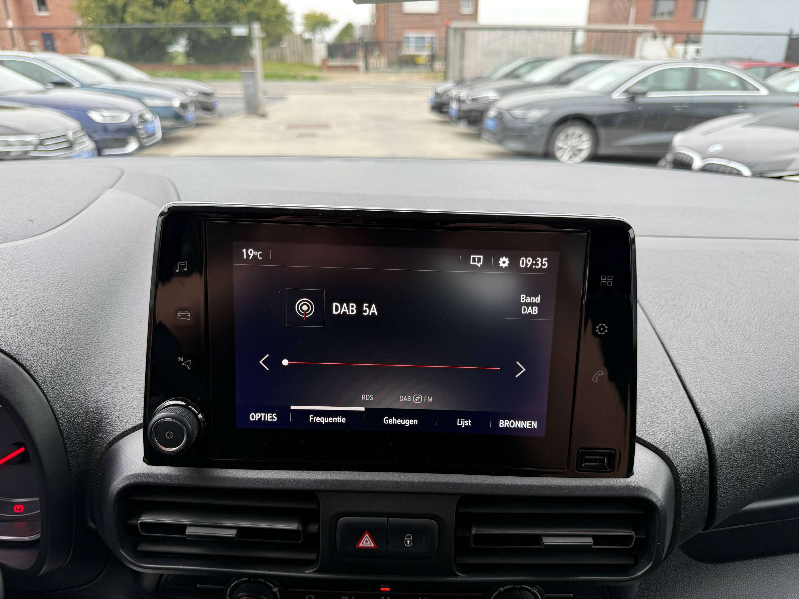 861be8ef-9afc-4498-927f-e8fb8f2aeffe22-opel-combo-life-1-2i-110pk-7-zitter-navigatie-carplay-pdc-dab-bluetooth-airco.jpg