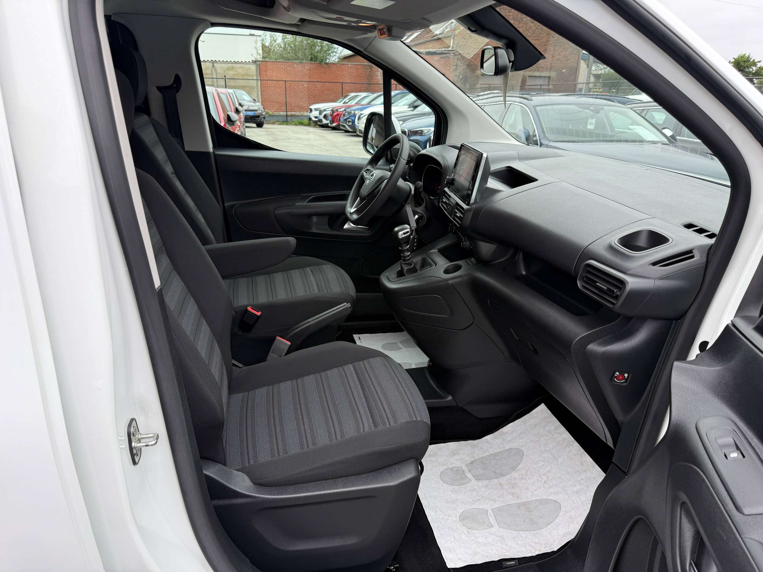 861be8ef-9afc-4498-927f-e8fb8f2aeffe28-opel-combo-life-1-2i-110pk-7-zitter-navigatie-carplay-pdc-dab-bluetooth-airco.jpg