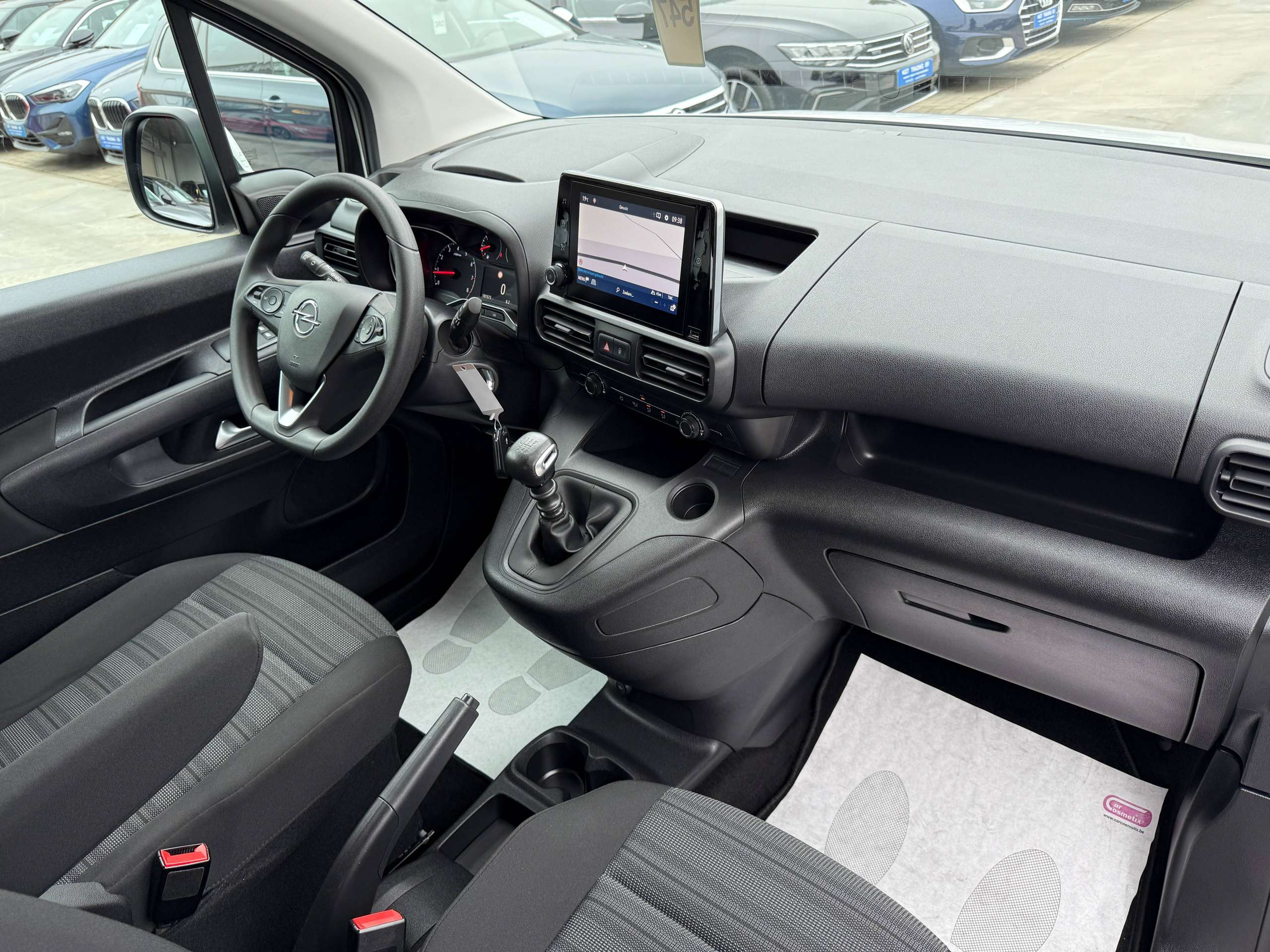 861be8ef-9afc-4498-927f-e8fb8f2aeffe29-opel-combo-life-1-2i-110pk-7-zitter-navigatie-carplay-pdc-dab-bluetooth-airco.jpg