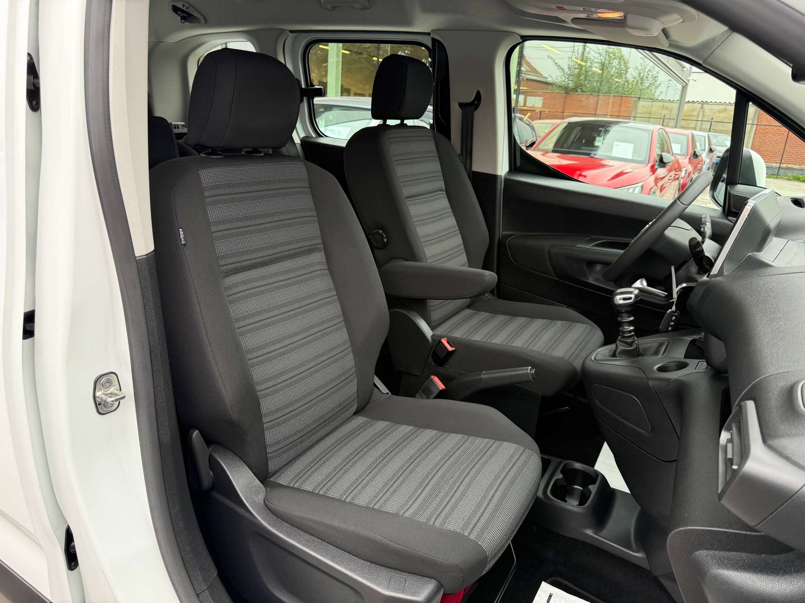 861be8ef-9afc-4498-927f-e8fb8f2aeffe30-opel-combo-life-1-2i-110pk-7-zitter-navigatie-carplay-pdc-dab-bluetooth-airco.jpg