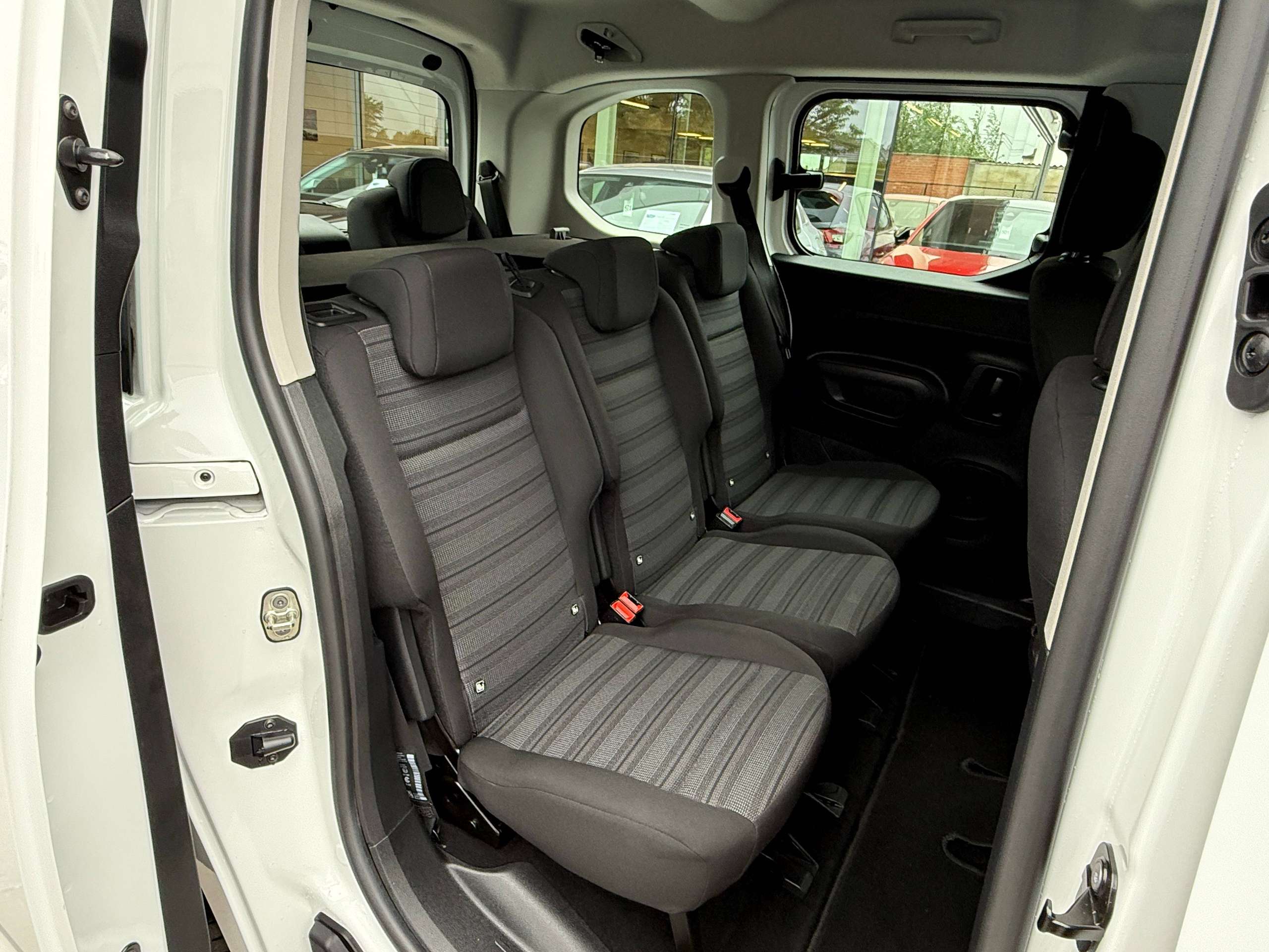 861be8ef-9afc-4498-927f-e8fb8f2aeffe31-opel-combo-life-1-2i-110pk-7-zitter-navigatie-carplay-pdc-dab-bluetooth-airco.jpg
