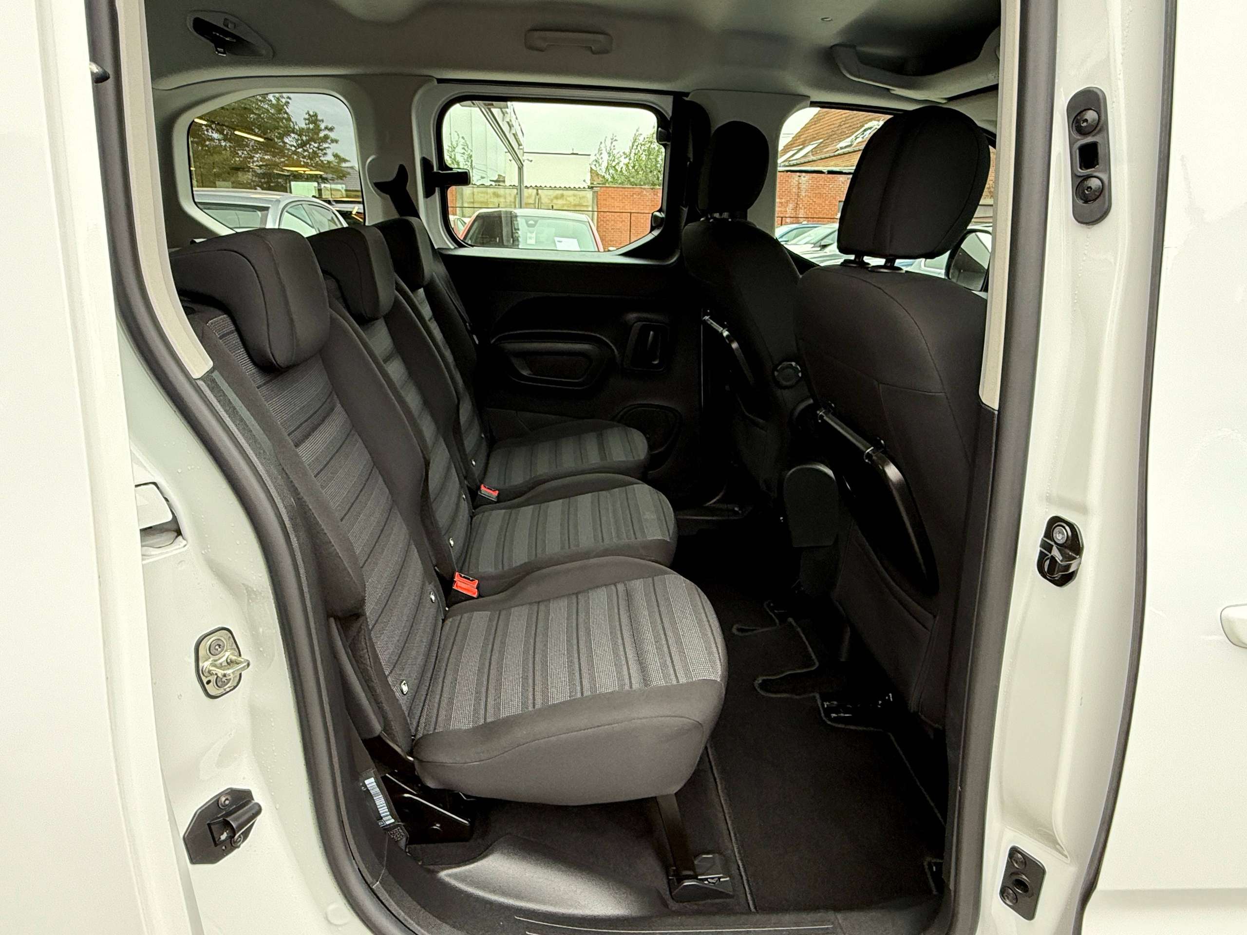 861be8ef-9afc-4498-927f-e8fb8f2aeffe32-opel-combo-life-1-2i-110pk-7-zitter-navigatie-carplay-pdc-dab-bluetooth-airco.jpg