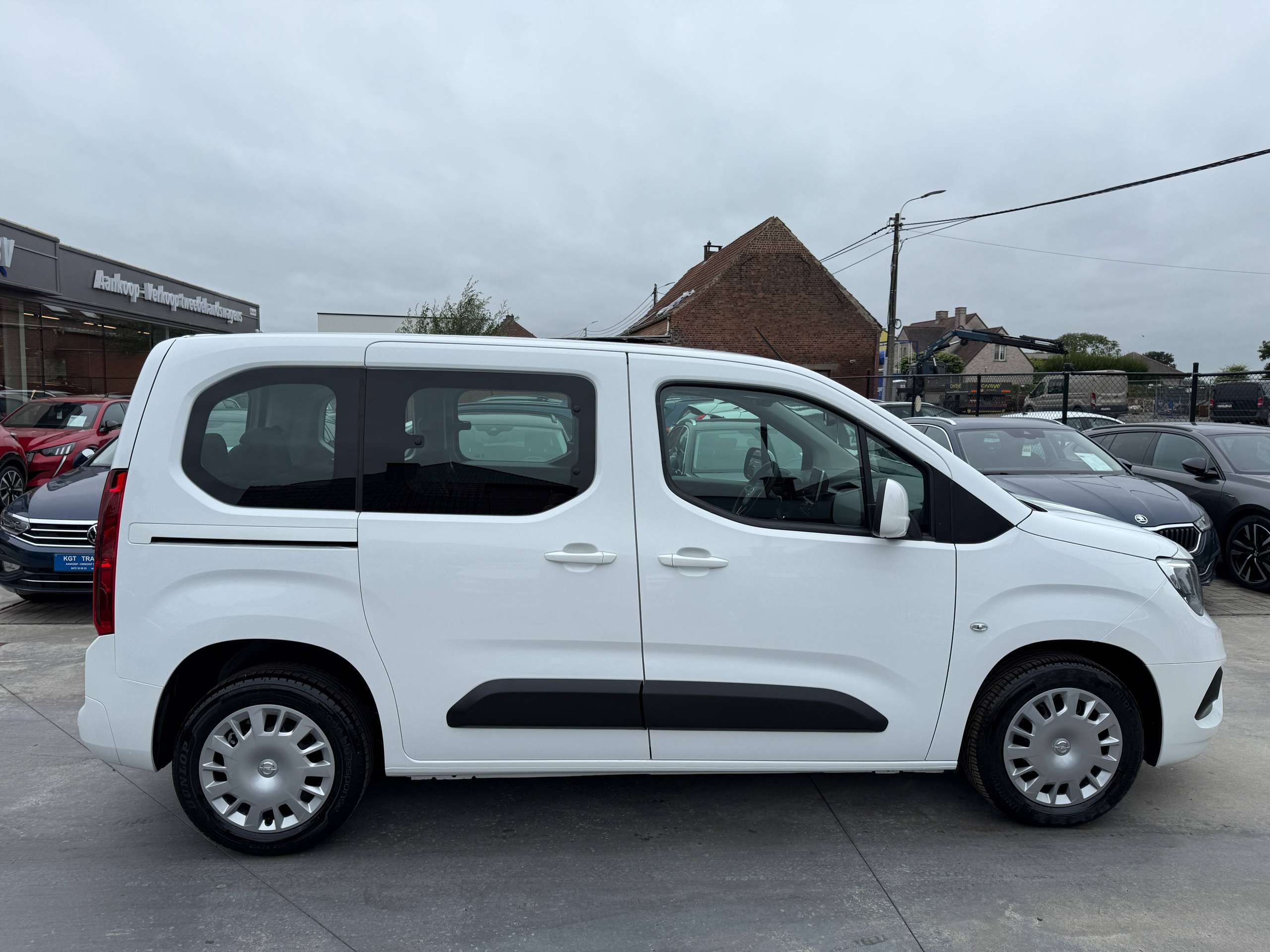 861be8ef-9afc-4498-927f-e8fb8f2aeffe4-opel-combo-life-1-2i-110pk-7-zitter-navigatie-carplay-pdc-dab-bluetooth-airco.jpg